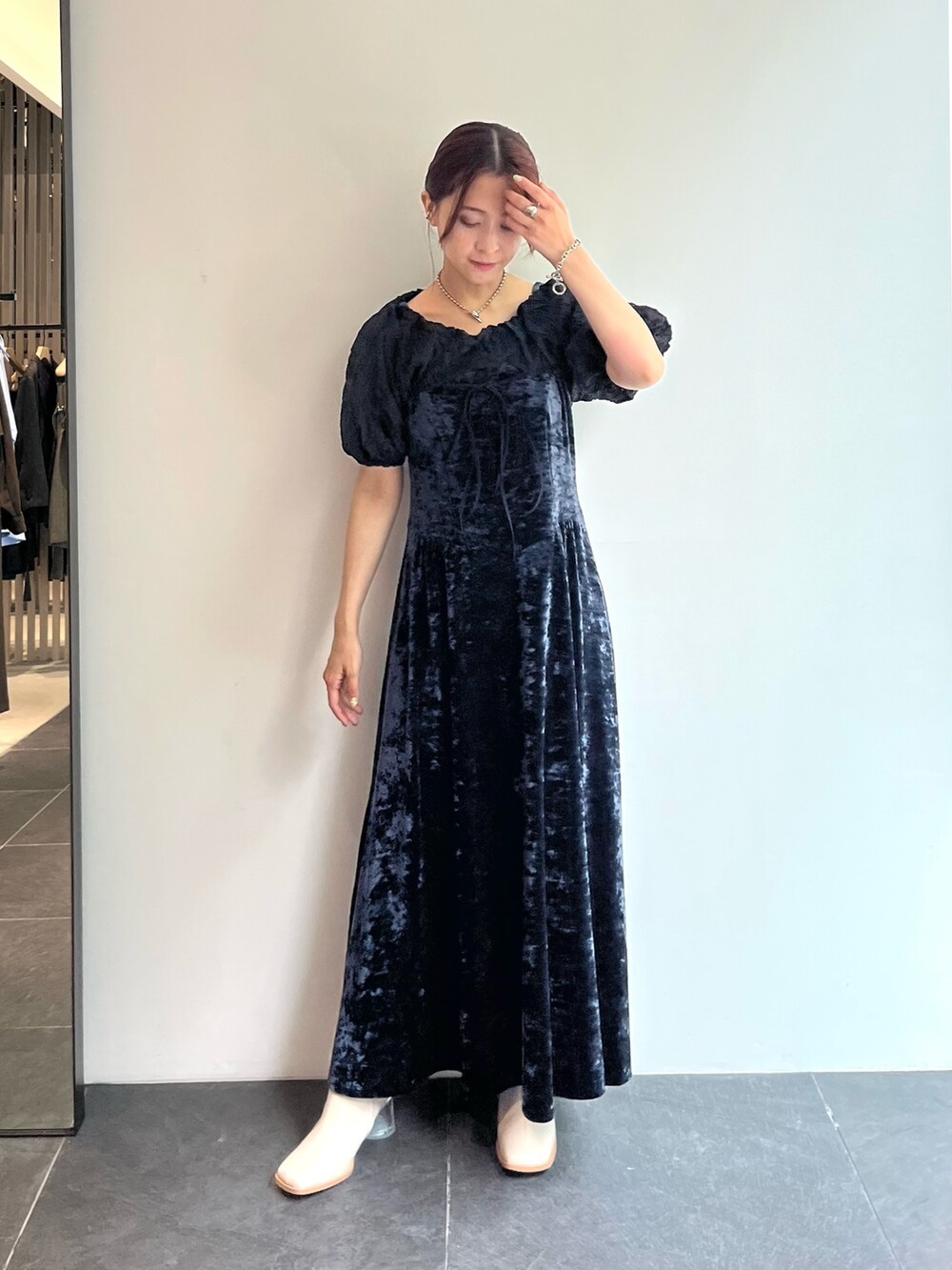 ブルー系のワンピースを着用したレディースの秋コーディネートの2枚目の写真