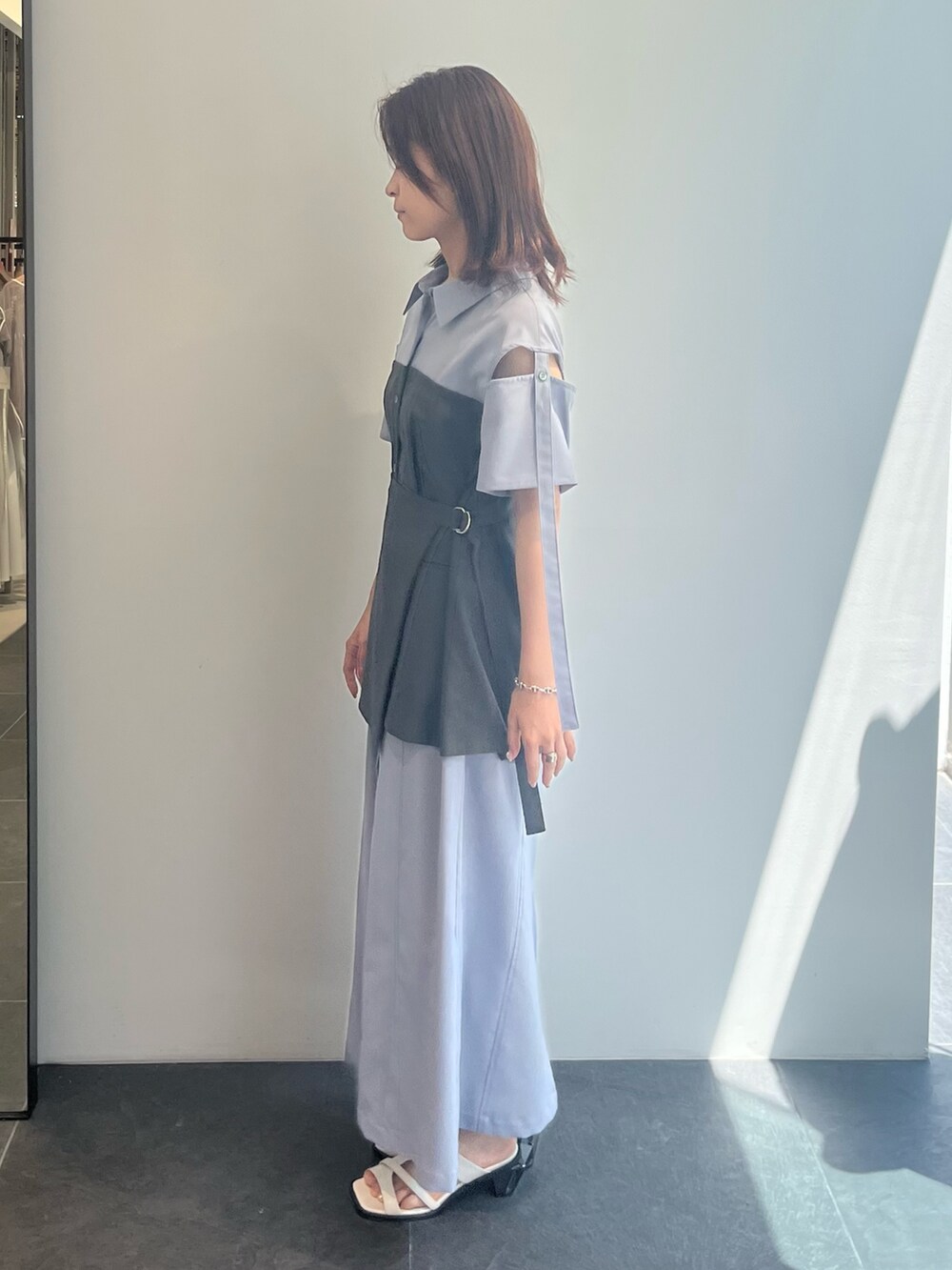 ブルー系のワンピースを着用したレディースの夏コーディネートの2枚目の写真