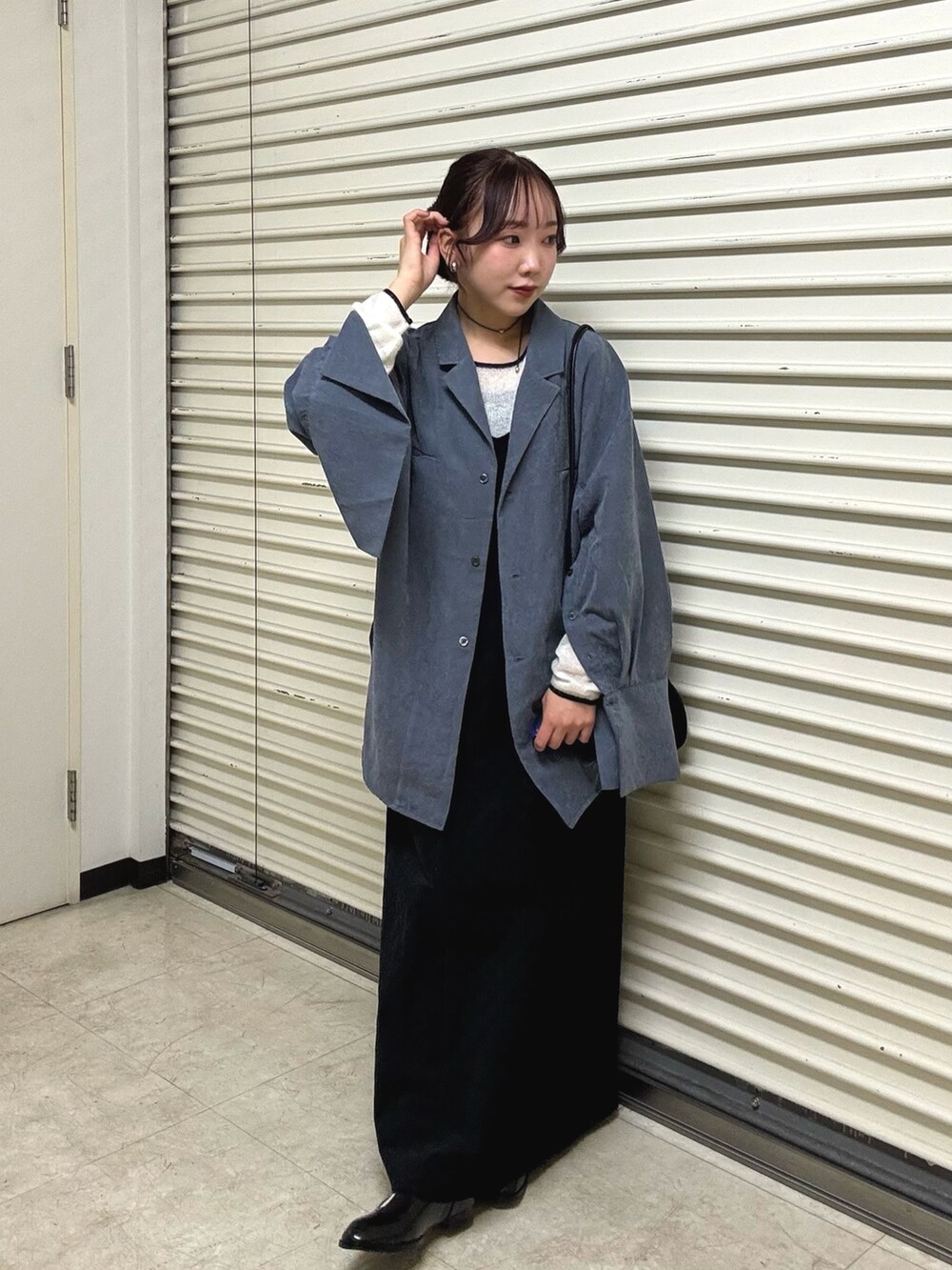 グレー系のシャツ/ブラウス、ブラック系のワンピース、ブラック系のその他シューズを着用したレディースの秋コーディネートの2枚目の写真