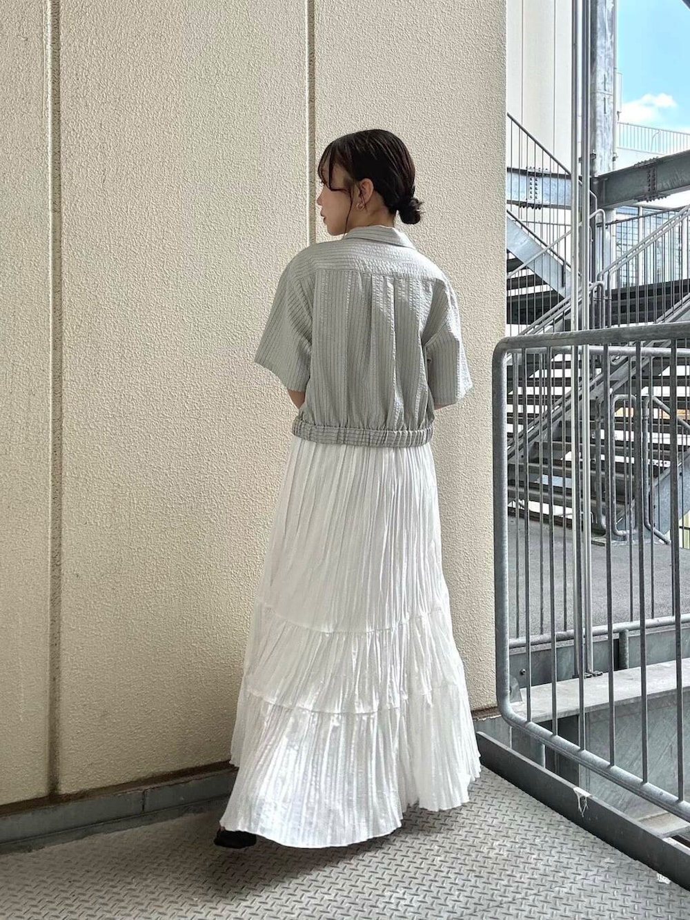 グレー系のシャツ/ブラウス、ブルー系のサンダル、ホワイト系のキャミソールを着用したレディースの夏コーディネートの3枚目の写真