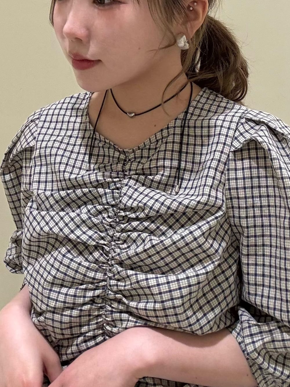 ベージュ系のシャツ/ブラウス、ブラウン系のその他パンツ、ホワイト系のハンドバッグを着用したレディースの春コーディネートの4枚目の写真