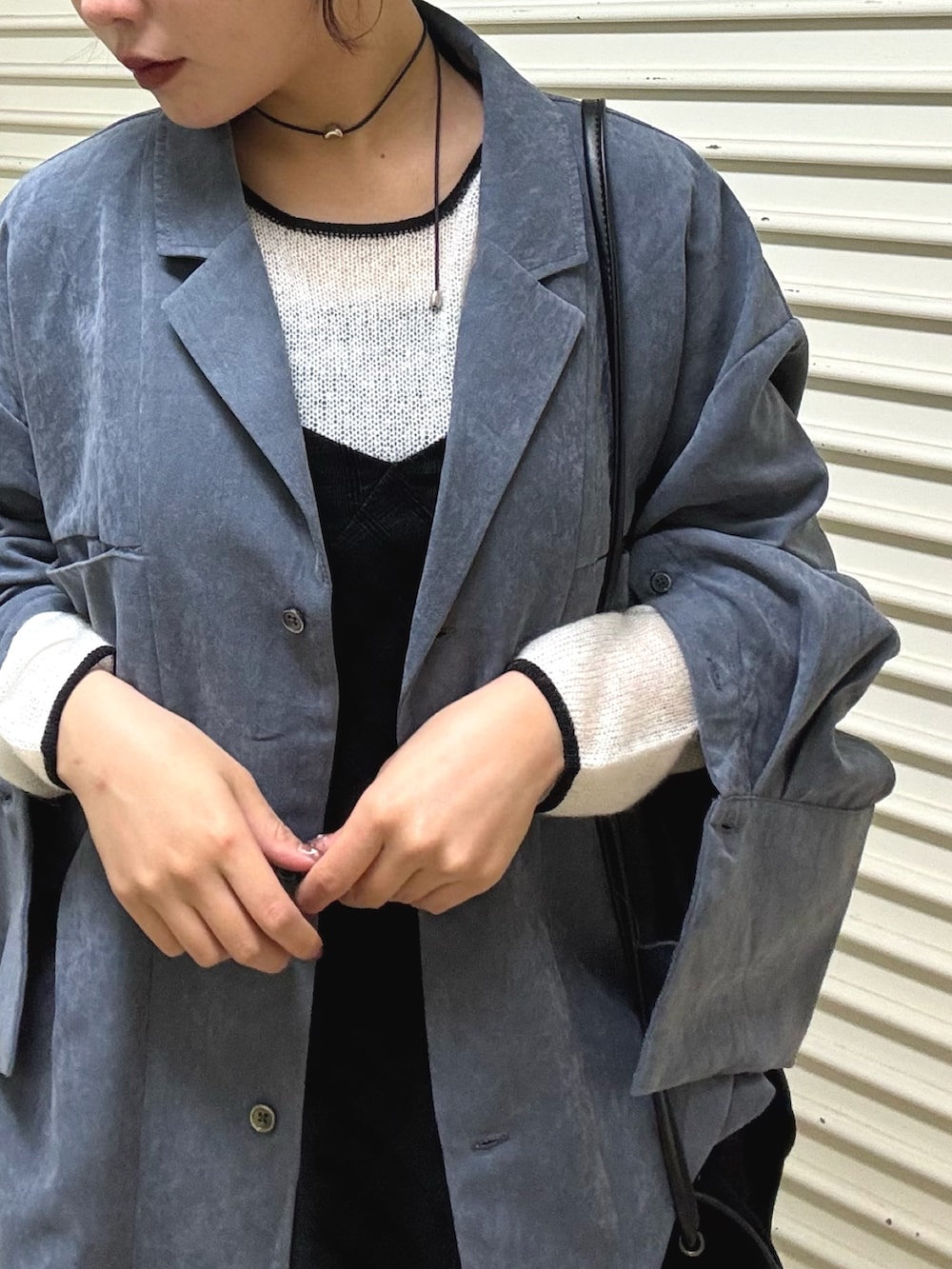 グレー系のシャツ/ブラウス、ブラック系のワンピース、ブラック系のその他シューズを着用したレディースの秋コーディネートの3枚目の写真