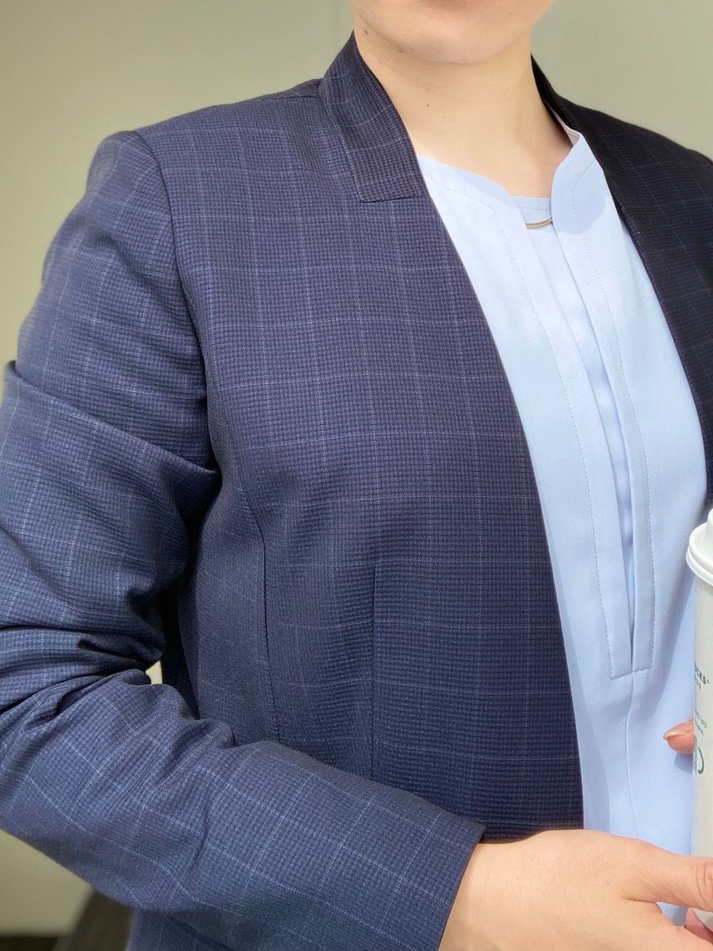 「今日のコーデ、スーツスタイル、スーツ女子、パンツスーツ、スーツセレクト、スーツコーデ、スターバックス、ブルーコーデ」｜「SUIT SELECTのアイテム（スーツパンツ、ブルー系）」を使った、sssshihooooさん（レディース・160cm）の春コーディネートの2枚目の写真