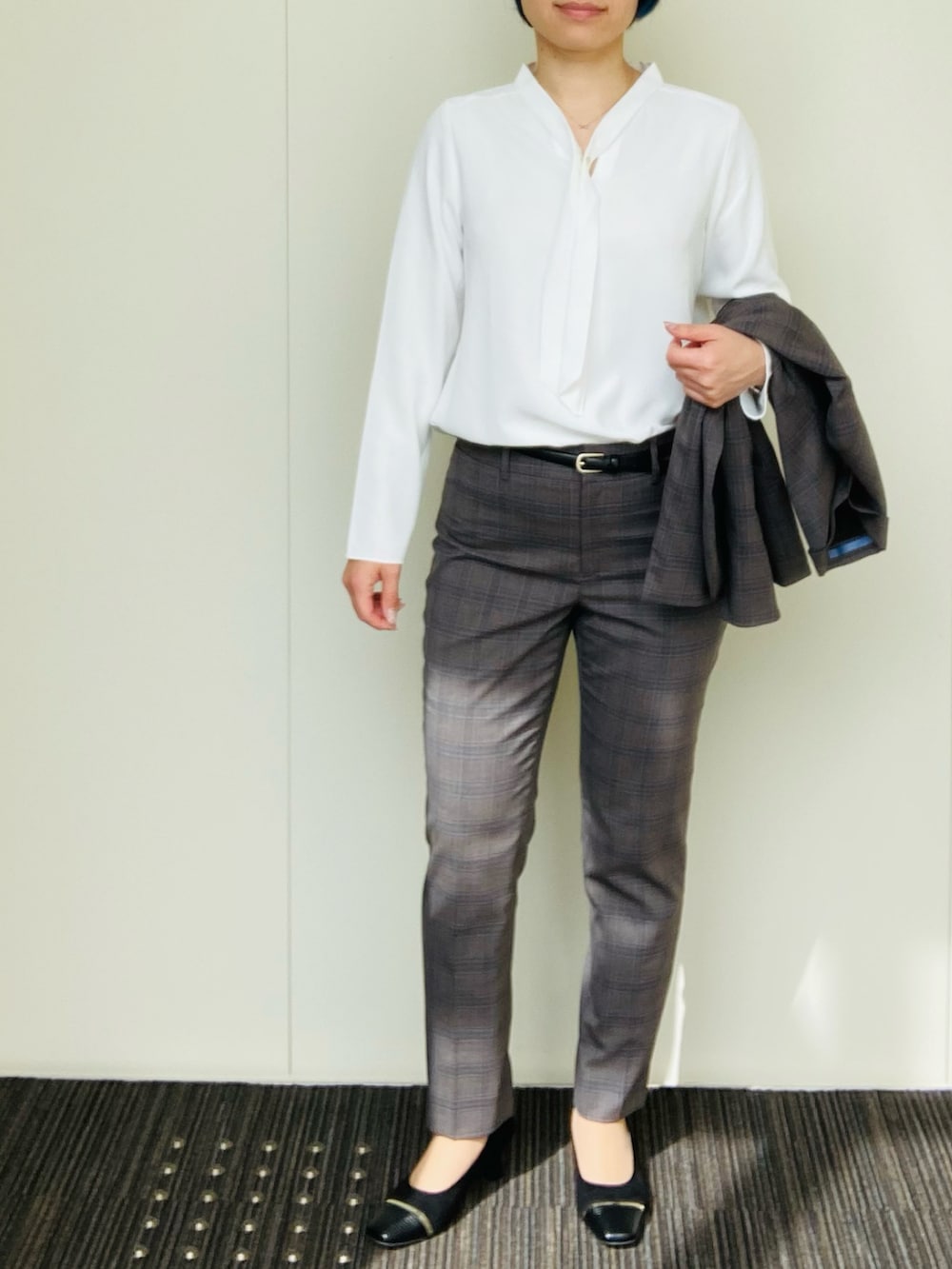 「春、スーツスタイル、いいね、save、フォローお願いします🤑、スーツ、スーツコーデ、スーツ女子、パンツコーデ、営業マン、オリエンタルトラフィック、シンプルコーデ、スクエアトゥ」|「ORiental TRafficのメタリックライン異素材パンプス/11321(パンプス、ブラック系)」を使った、sssshihooooさん(レディース・160cm)の春コーディネートの2枚目の写真