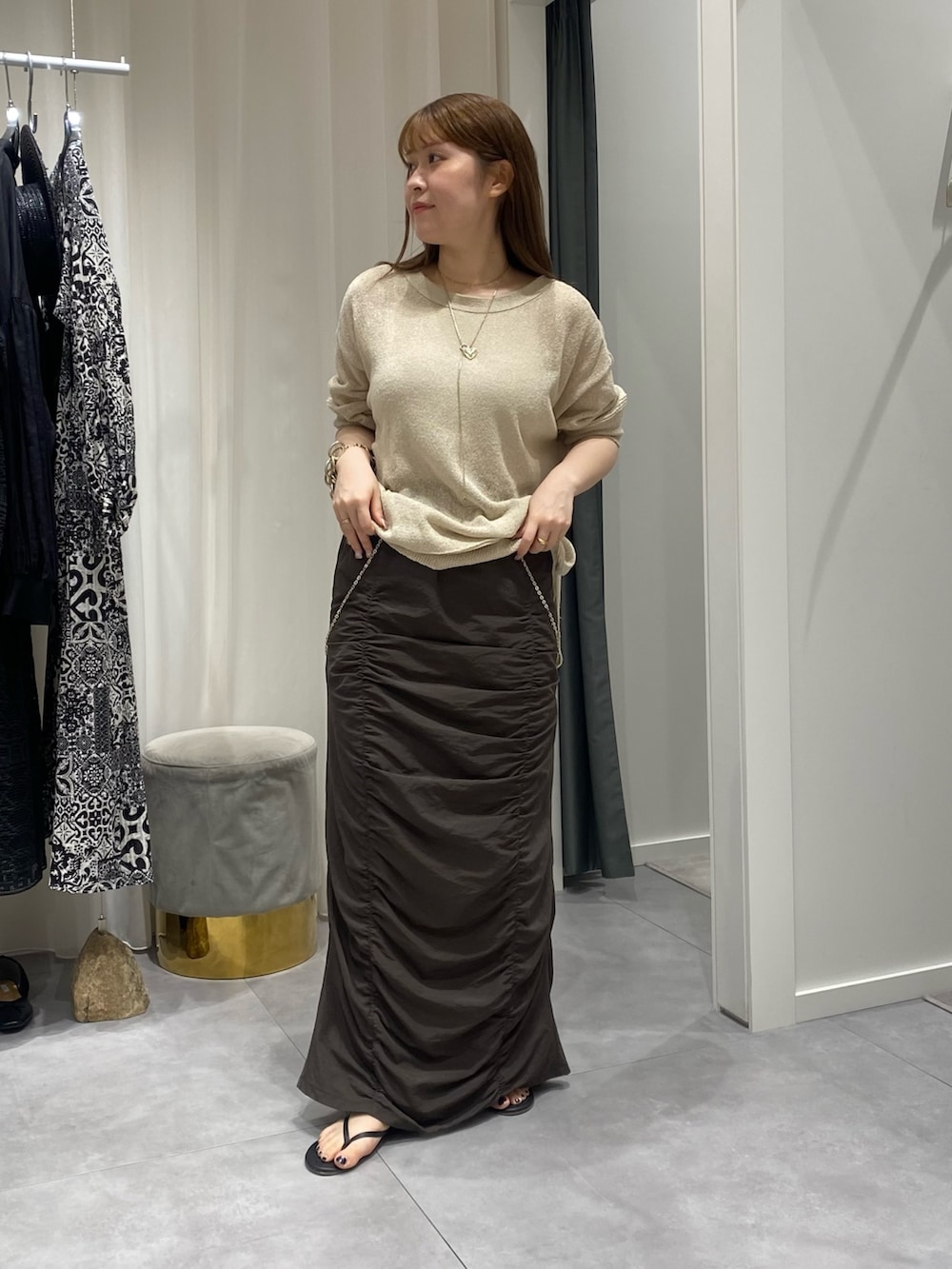 「DouDouのシャーリングスカート（スカート、ブラウン系）」を使った、Hinako Satoさん（レディース・159cm）の夏コーディネートの2枚目の写真