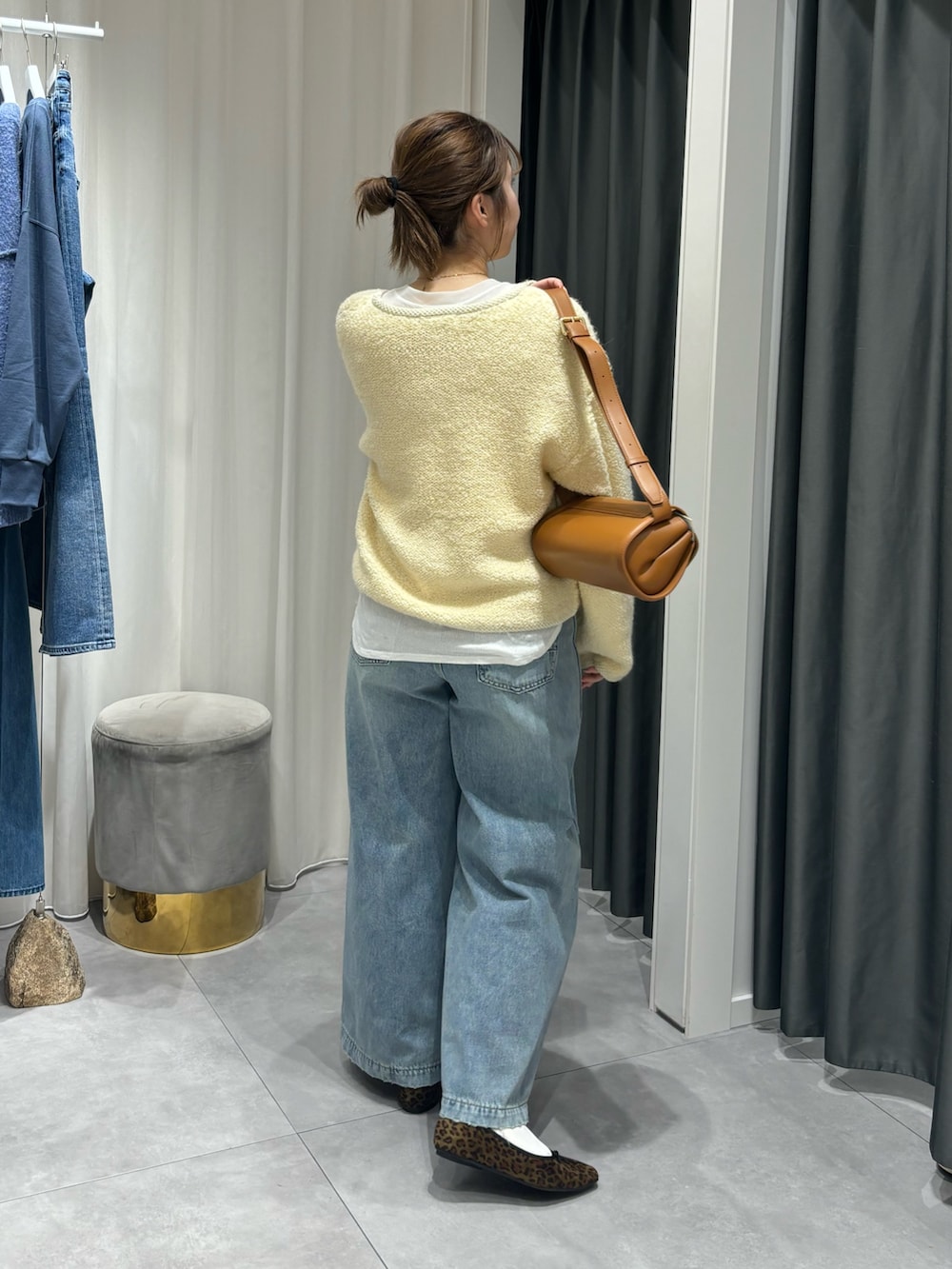 「DouDouのループツイードニットジャケット（カーディガン/ボレロ、ホワイト系）」を使った、Hinako Satoさん（レディース・159cm）の冬コーディネートの4枚目の写真