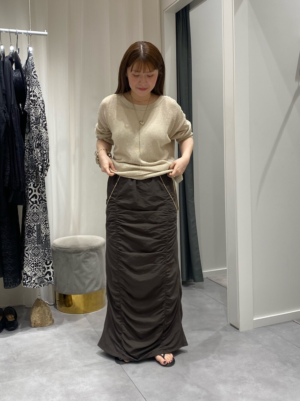 「DouDouのシャーリングスカート（スカート、ブラウン系）」を使った、Hinako Satoさん（レディース・159cm）の夏コーディネートの4枚目の写真