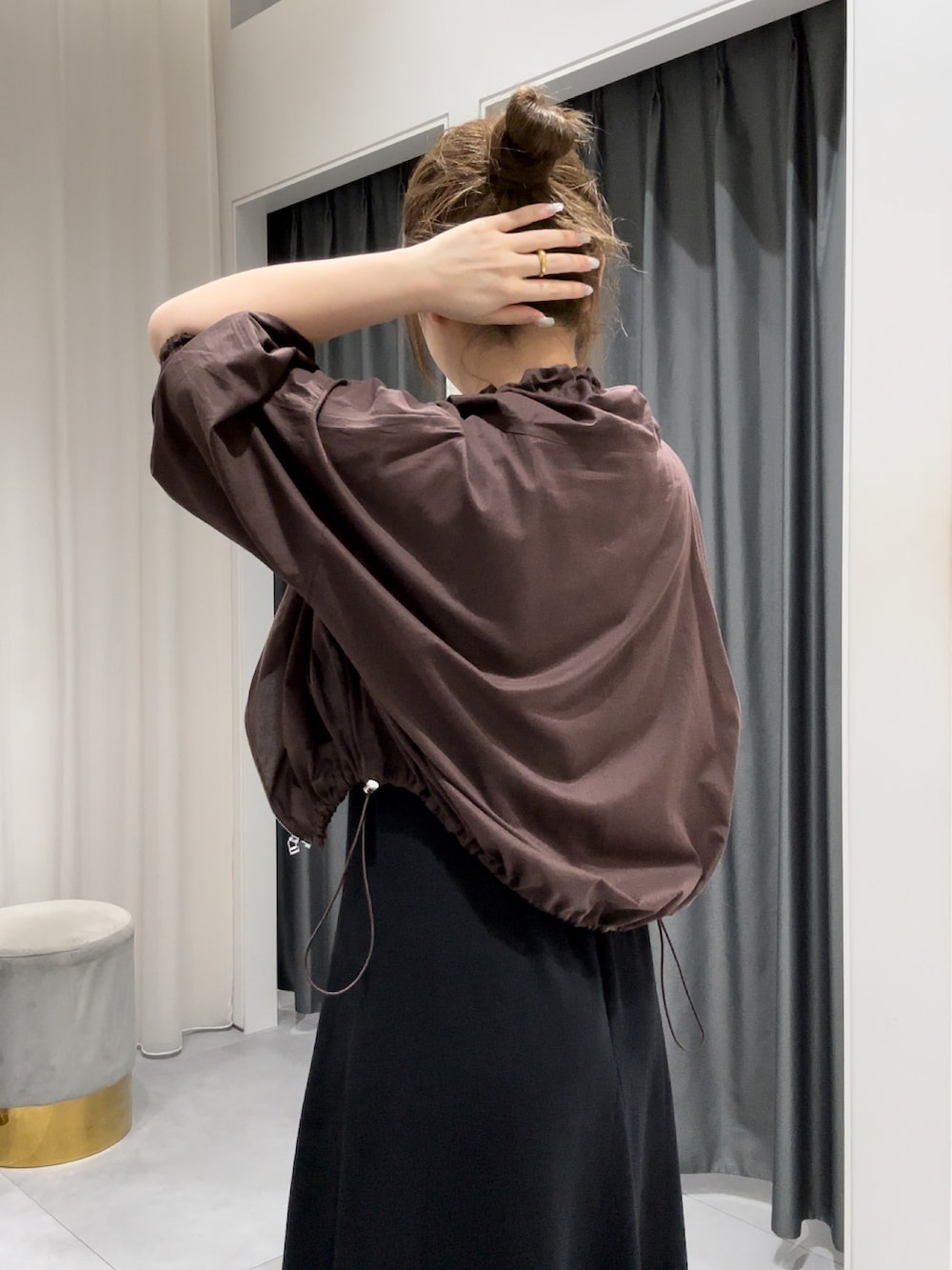 「DouDouのチュール切替マーメイドフレアワンピース（ワンピース、ブラック系）」を使った、Hinako Satoさん（レディース・159cm）の夏コーディネートの4枚目の写真