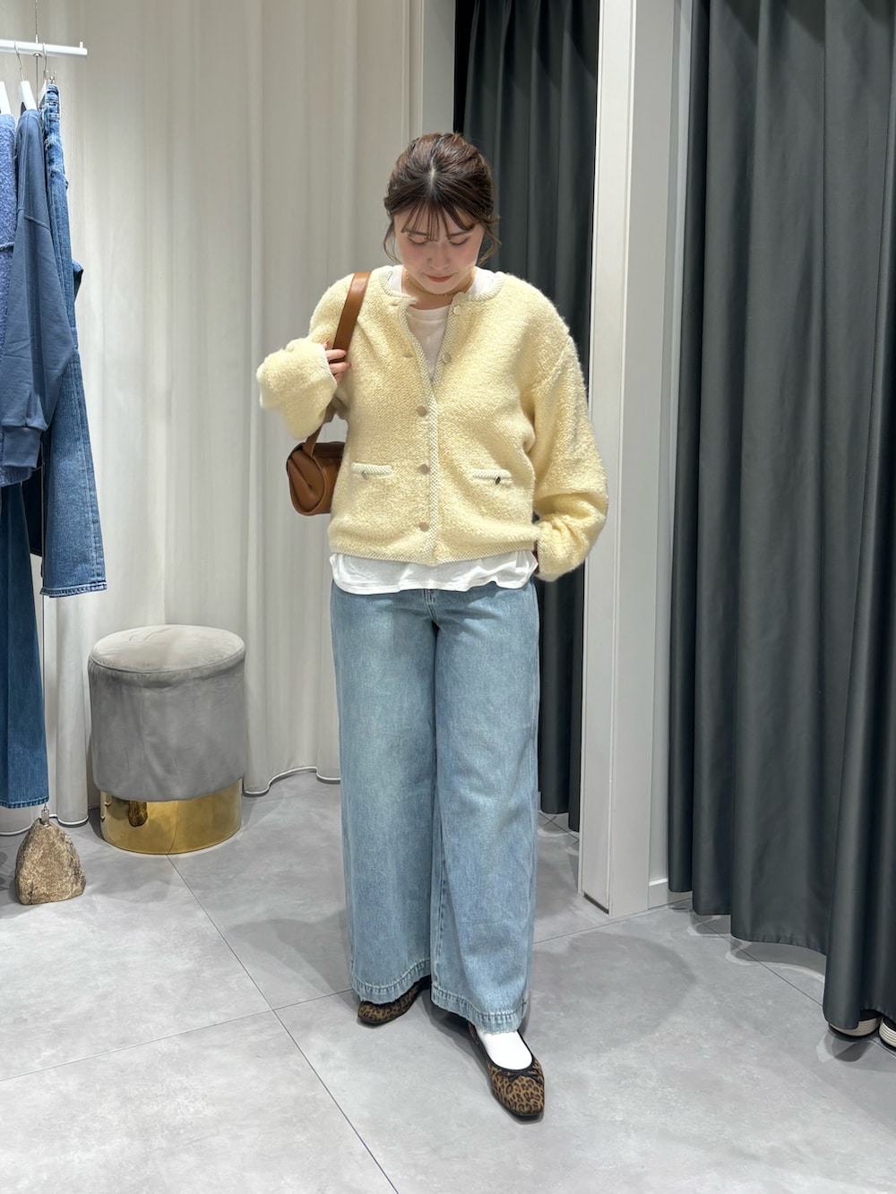 「DouDouのループツイードニットジャケット（カーディガン/ボレロ、ホワイト系）」を使った、Hinako Satoさん（レディース・159cm）の冬コーディネートの5枚目の写真