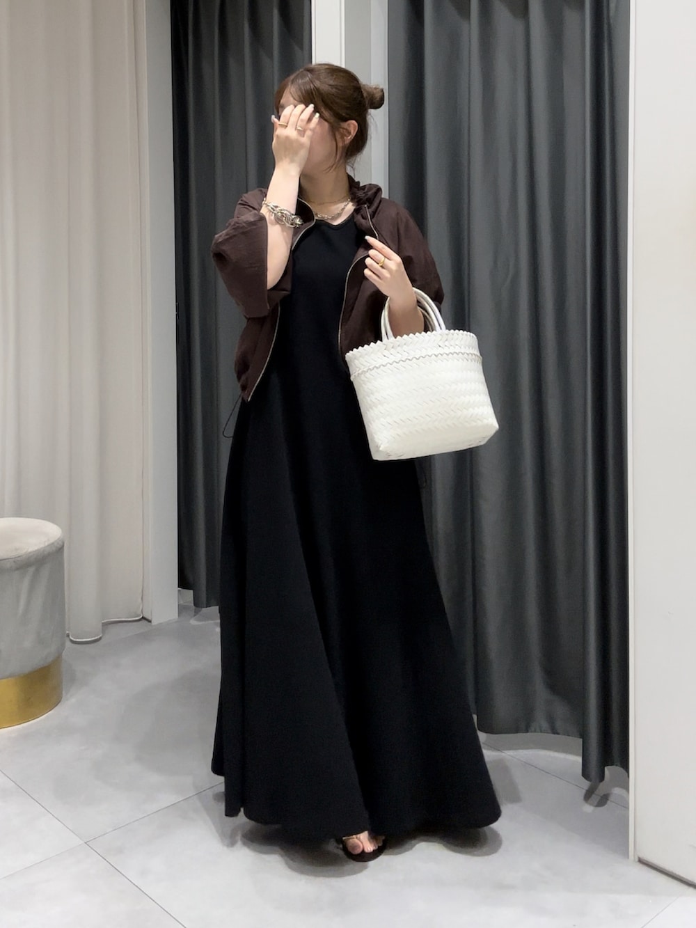 「DouDouのチュール切替マーメイドフレアワンピース（ワンピース、ブラック系）」を使った、Hinako Satoさん（レディース・159cm）の夏コーディネートの2枚目の写真