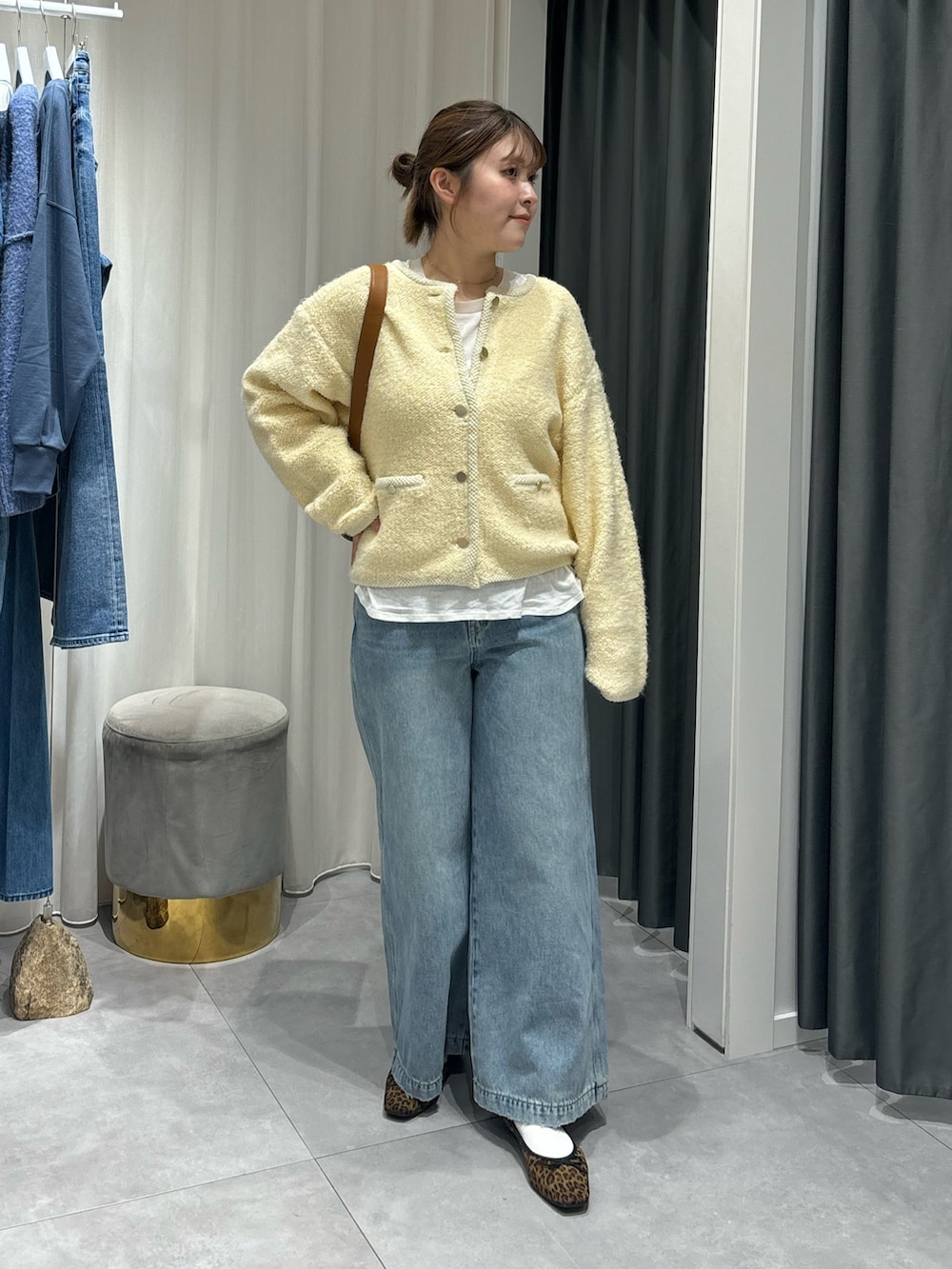 「DouDouのループツイードニットジャケット（カーディガン/ボレロ、ホワイト系）」を使った、Hinako Satoさん（レディース・159cm）の冬コーディネートの2枚目の写真