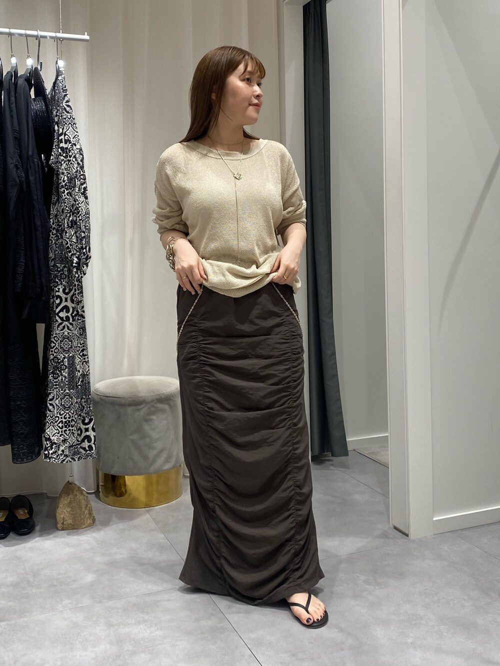 「DouDouのシャーリングスカート（スカート、ブラウン系）」を使った、Hinako Satoさん（レディース・159cm）の夏コーディネートの3枚目の写真