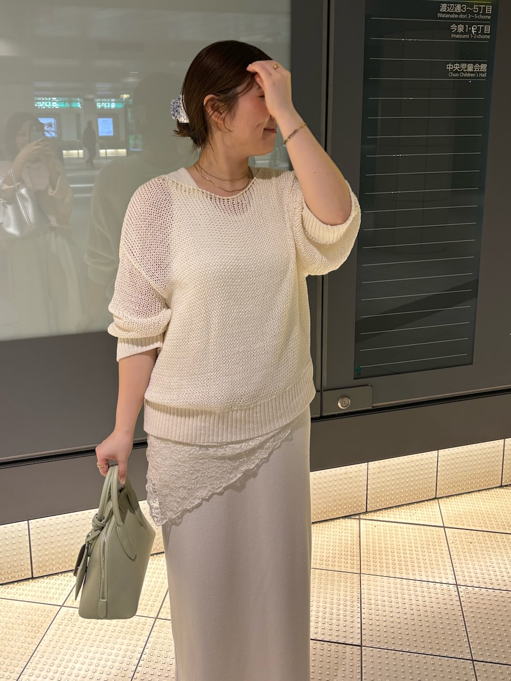 ホワイト系のニット/セーター、ホワイト系のワンピース、ホワイト系のストール/ショールを着用したレディースの春コーディネートの3枚目の写真