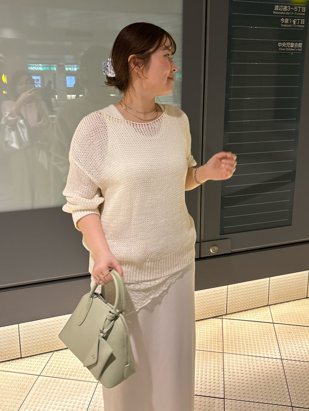 ホワイト系のニット/セーター、ホワイト系のワンピース、ホワイト系のストール/ショールを着用したレディースの春コーディネートの2枚目の写真