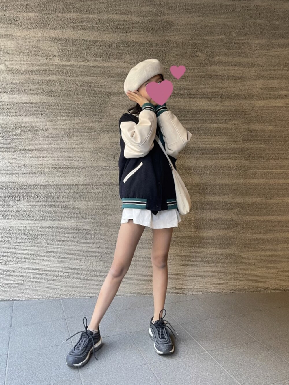 ブラック系のスニーカー、ホワイト系のTシャツ/カットソー、ホワイト系の帽子を着用したキッズの冬コーディネートの2枚目の写真