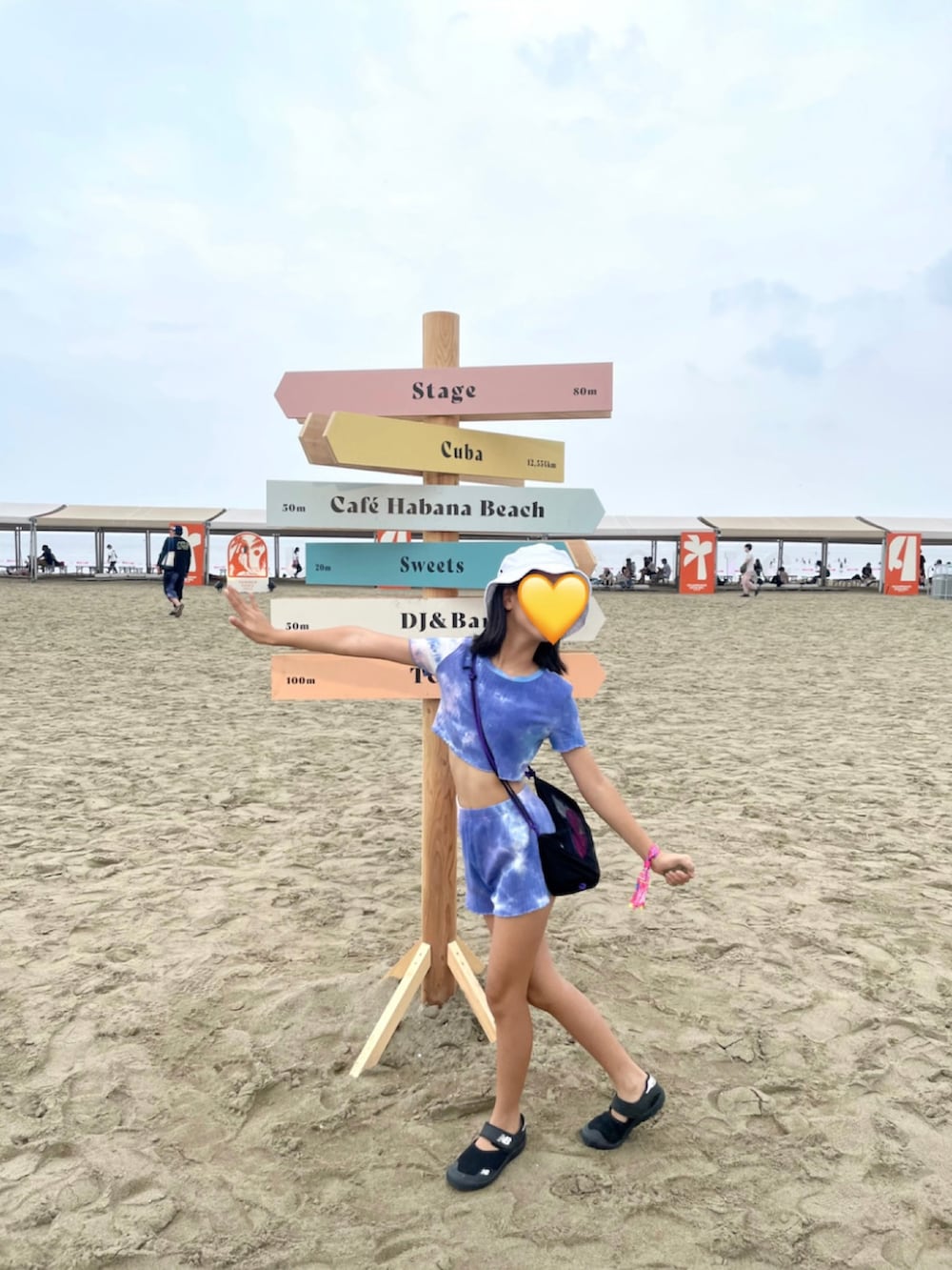 ブラック系のサンダル、ブルー系のその他パンツを着用したキッズの夏コーディネートの2枚目の写真