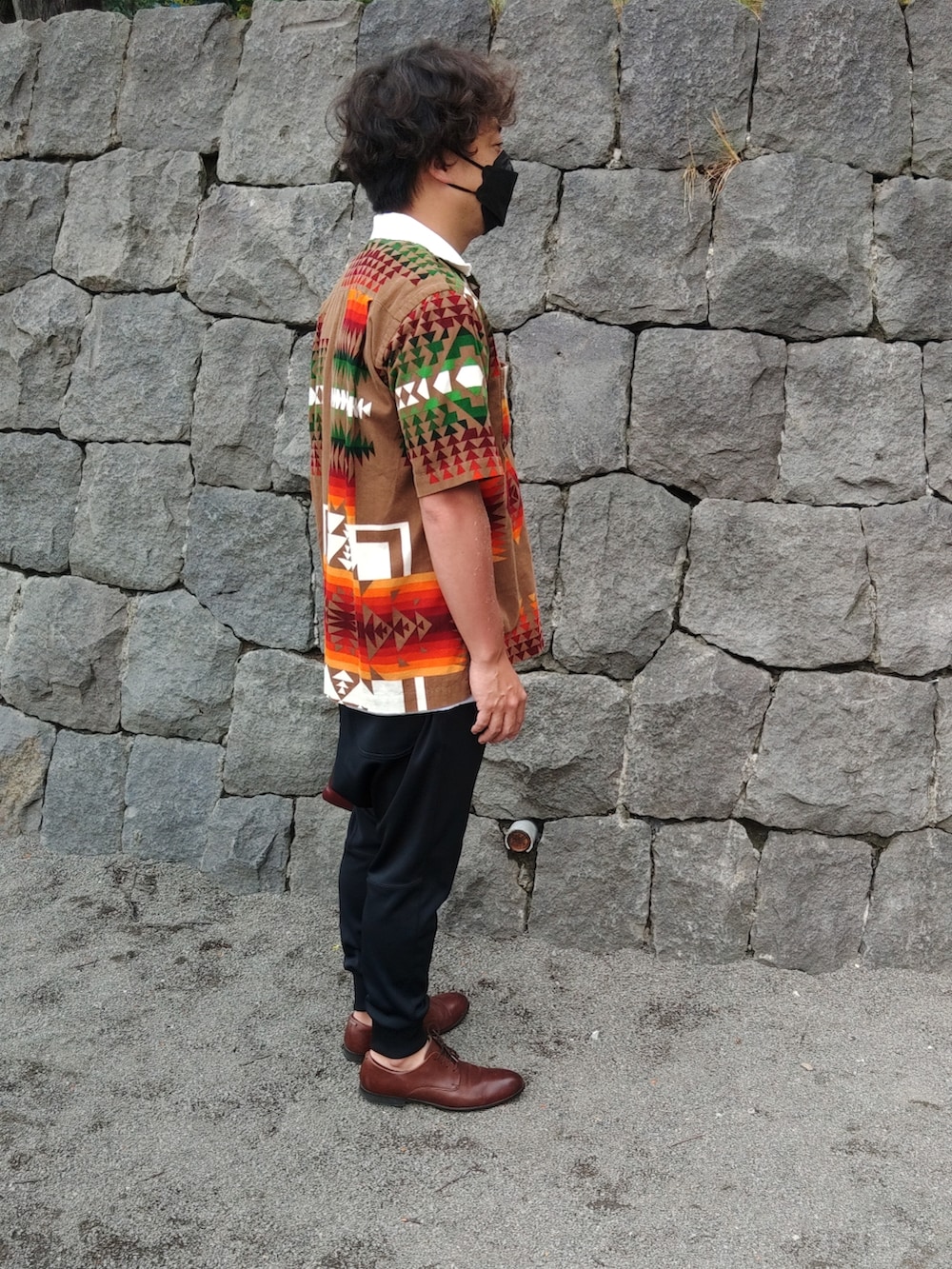 その他のシャツ/ブラウス、ブラック系のその他パンツ、ブラウン系のドレスシューズを着用したメンズの夏コーディネートの2枚目の写真