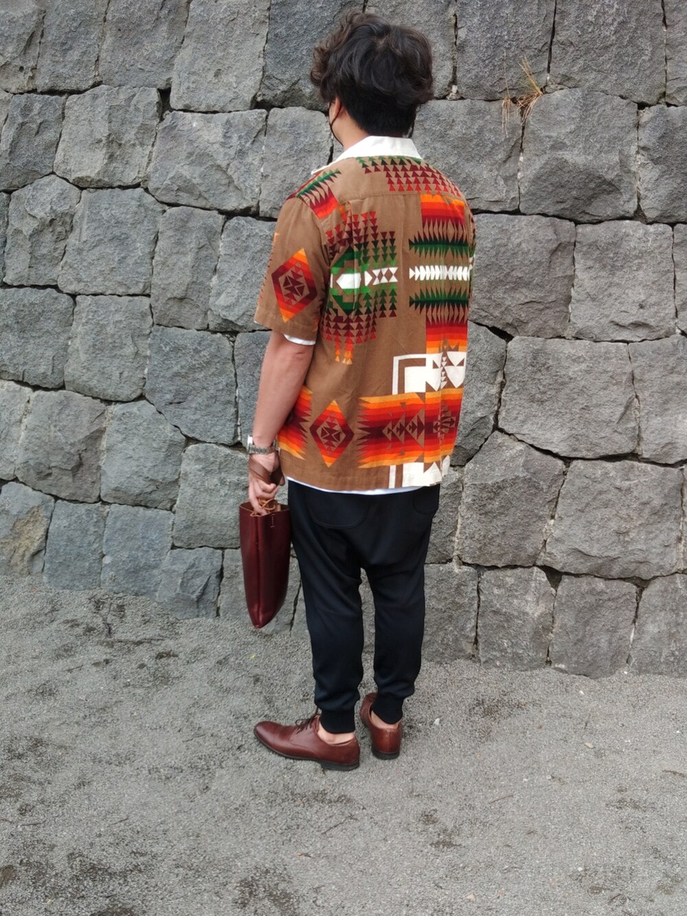 その他のシャツ/ブラウス、ブラック系のその他パンツ、ブラウン系のドレスシューズを着用したメンズの夏コーディネートの3枚目の写真