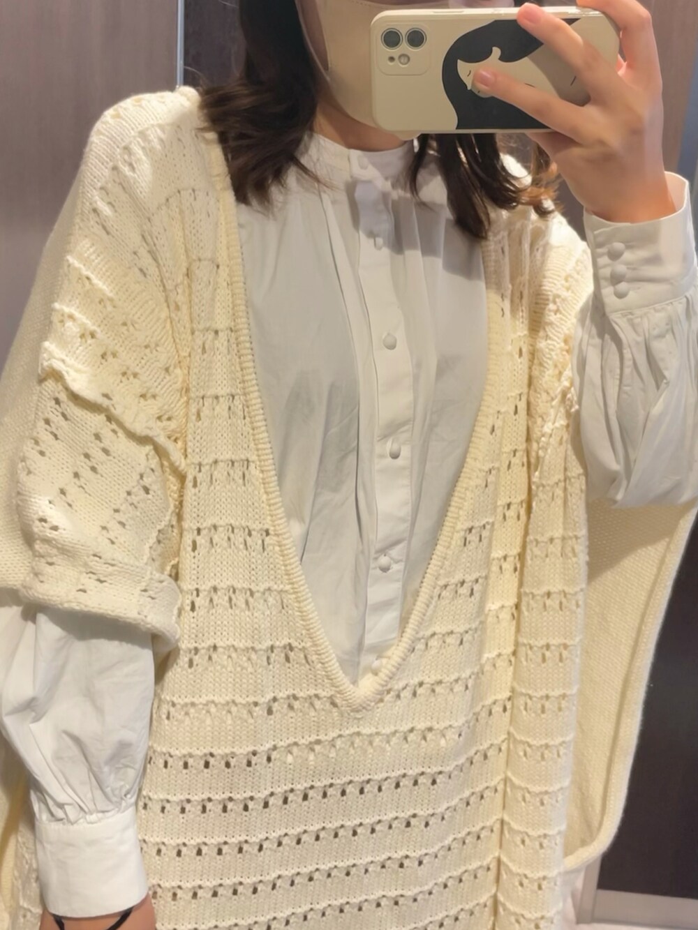 ホワイト系のシャツ/ブラウス、ベージュ系のスカートを着用したレディースの冬コーディネートの2枚目の写真