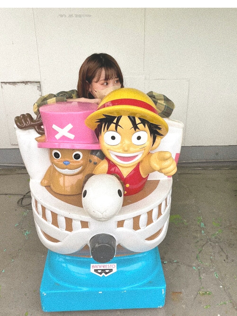 ブラック系のワンピース、イエロー系のシャツ/ブラウス、ホワイト系の雑貨/ホビーを着用したレディースの秋コーディネートの2枚目の写真