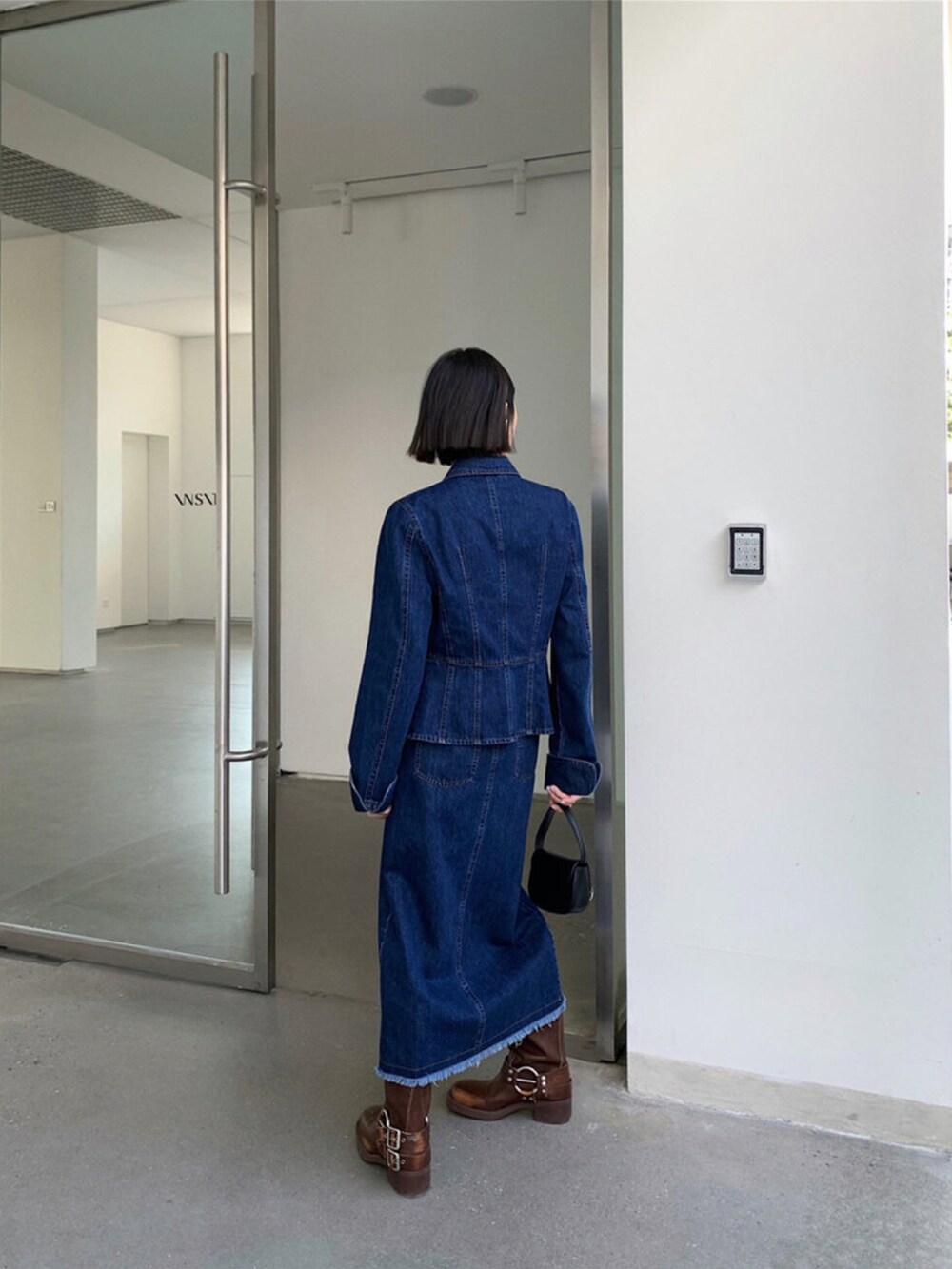 ブルー系のトップスを着用したレディースの冬コーディネートの3枚目の写真
