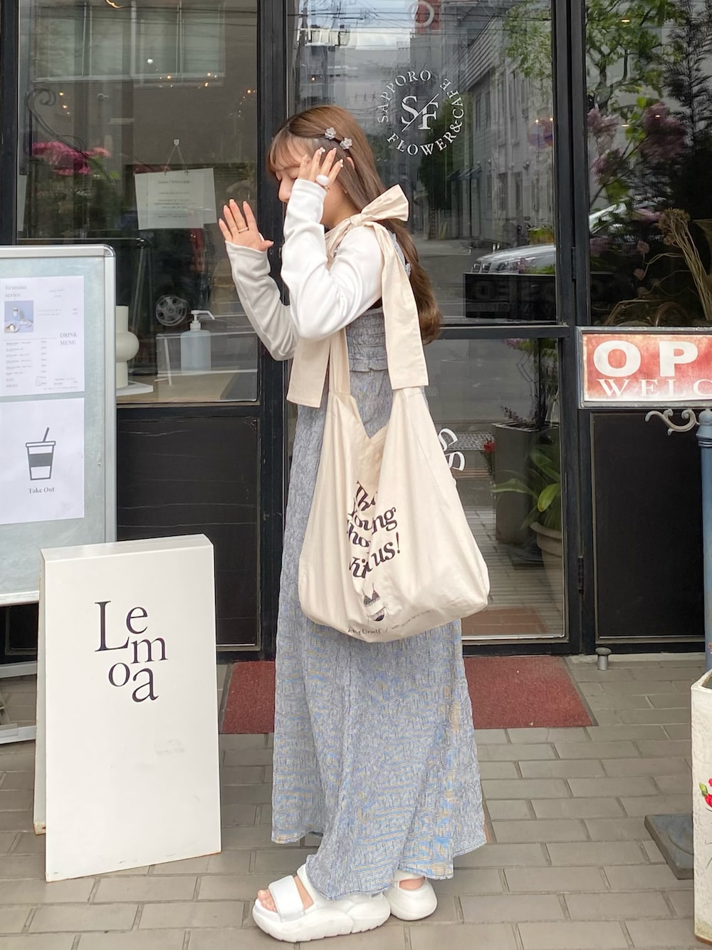 「お出かけコーデ日記、楽チンコーデ、春服コーデ、ゆるコーデ、シンプルスタイル、モノトーン、低身長コーデ、大人かわいい、春夏コーデ、オールインワン、サロペット、カジュアルガーリー」｜「Heatherのシャーリングオールインワン　903803（つなぎ/オールインワン、その他）」を使った、miyu Ӧさん（レディース・148cm）の春コーディネートの2枚目の写真