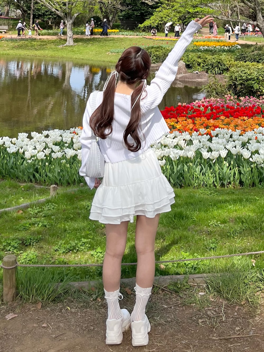 「春ファッション、初夏コーデ、大人ガーリー、淡色コーデ、休日スタイル、休日コーデ、ワントーンコーデ、低身長コーデ、ティアードスカート、春コーデ、お出かけコーデ、シンプルコーデ、韓国ファッション、ガーリーコーデ、厚底サンダル」|「Alley by w closetの【Alley】ロゴ刺しゅうリブカーディガン(カーディガン/ボレロ、ホワイト系)」を使った、miyu Ӧさん(レディース・148cm)の春コーディネートの2枚目の写真