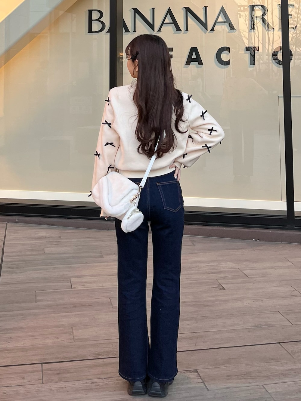 「大人カジュアル、お出かけコーデ、パンツコーデ、大人かわいい、秋冬コーデ、モノトーンコーデ、休日スタイル、冬を彩る色いろコーデ、今日のコーデ、パンツスタイル、冬コーデ、低身長コーデ、ファーバッグ」｜「Chicoの【2サイズ展開/新色追加】ブローチ付ウールショート丈コート（ブルゾン、グレー系）」を使った、miyu Ӧさん（レディース・148cm）の冬コーディネートの3枚目の写真