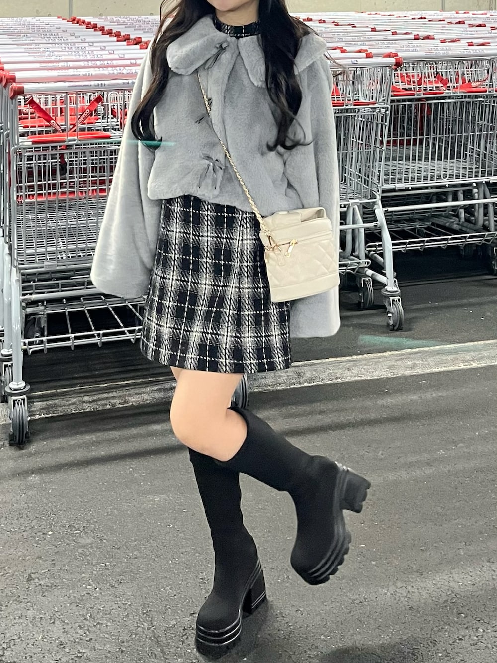 「今日のコーデ、オトナカワイイ、おでかけコーデ、モノトーンコーデ、低身長コーデ、ワンピース、フェミニンコーデ、ロングブーツ、休日スタイル、冬コーデ、大人かわいい、チェック、GRL、プチプラコーデ」|「ems exciteのリボンFファーJK(その他アウター、ブルー系)」を使った、miyu Ӧさん(レディース・149cm)の冬コーディネートの2枚目の写真