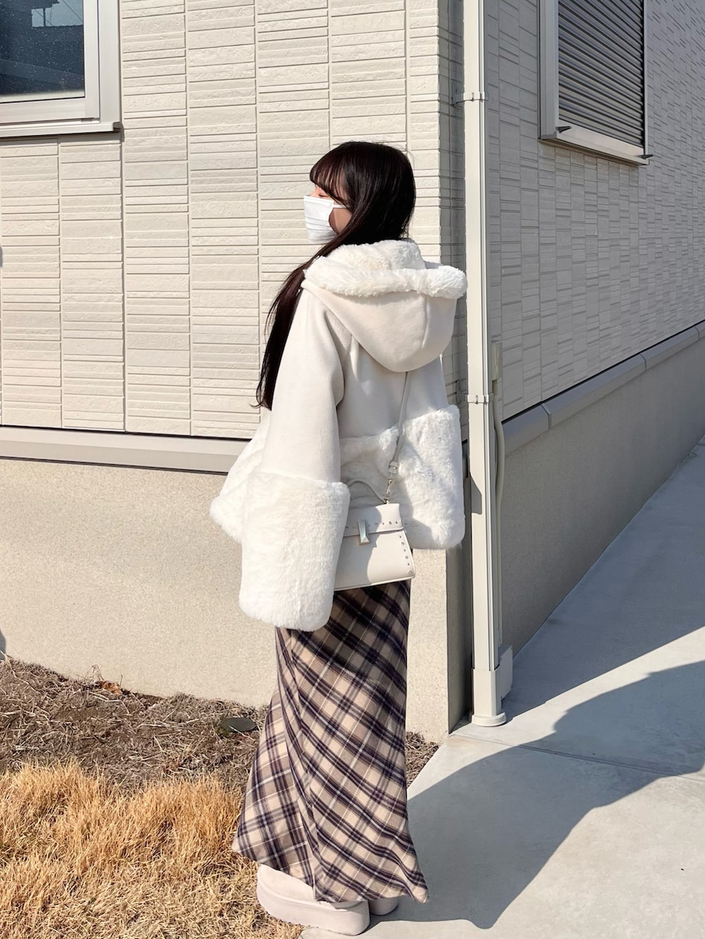 「真冬のあったかスタイル、大人コーデ、休日スタイル、ガーリーコーデ、淡色、冬服、低身長コーデ、チェックスカート、ファーコート、ムートンブーツ、ショートブーツ、淡色コーデ、シンプルコーデ、今日のコーデ、冬コーデ」|「ASTORIA ODIERのリボンブローチ付きフードファー切替コート(その他アウター、ホワイト系)」を使った、miyu Ӧさん(レディース・149cm)の冬コーディネートの2枚目の写真