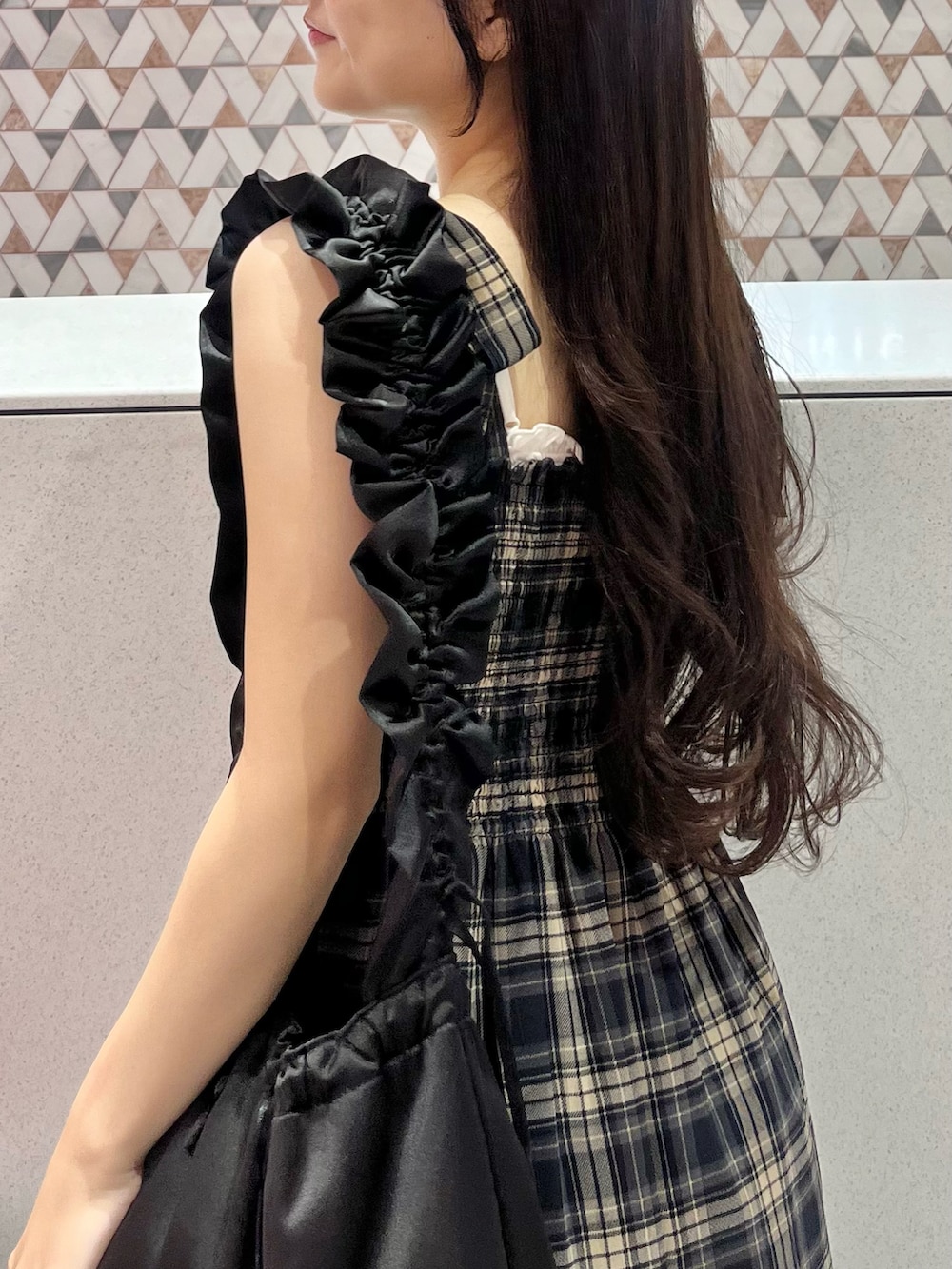 「チェック、秋っぽコーデ更新中、秋服コーデ、休日スタイル、秋服準備はじめました、お出かけコーデ、低身長コーデ、大人ガーリー、ガーリーコーデ、大人フェミニン、今日のコーデ、キャミワンピ、GRL」｜「GRLのアイテム（ワンピース、ブルー系）」を使った、miyu Ӧさん（レディース・149cm）の秋コーディネートの2枚目の写真