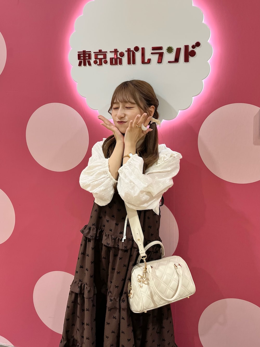 「秋服まるっと大公開、秋服、初秋コーデ、秋カラー、低身長コーデ、ブラウン、ワンピースコーデ、キャミワンピ、秋コーデ、ボストンバッグ、淡色コーデ」|「Alley by w closetの【お気に入り数3.4万人突破 / Alley】フリルティアードキャミワンピース(ワンピース、ブラウン系)」を使った、miyu Ӧさん(レディース・148cm)の秋コーディネートの2枚目の写真