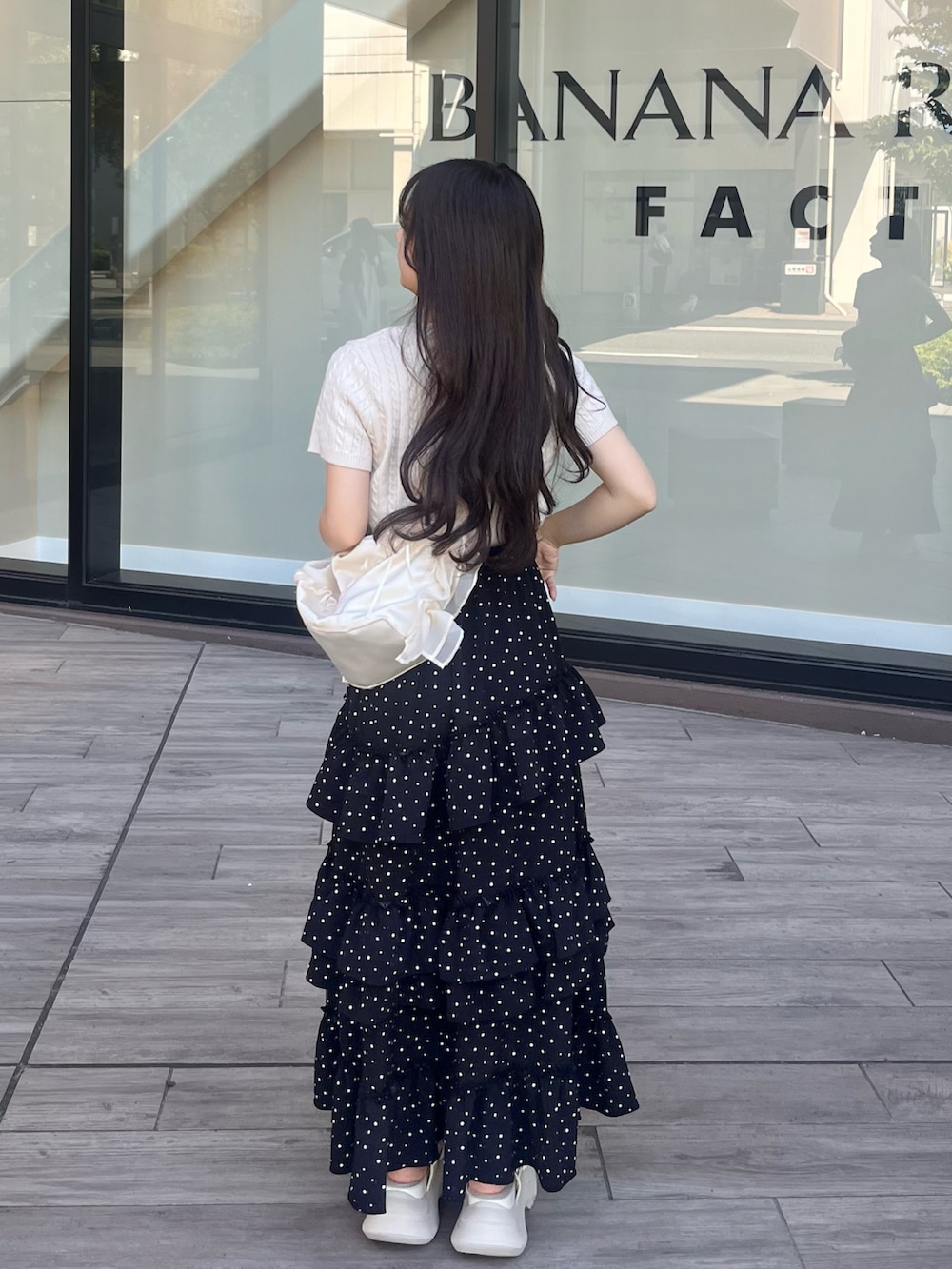 「モノトーン、お出かけコーデ、夏コーデ、ゆるコーデ、夏ファッション、カジュアルガーリー、スカートスタイル、大人フェミニン、ガーリーコーデ、ティアードスカート、ロングスカート、休日スタイル、今日のコーデ、低身長コーデ、厚底サンダル」|「BAYFLOWのドットフリルスカート(スカート、ブラック系)」を使った、miyu Ӧさん(レディース・148cm)の夏コーディネートの2枚目の写真