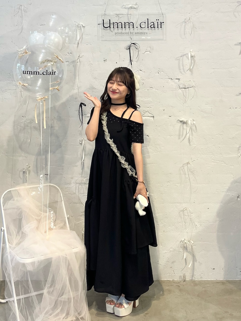 「夏ルックで気分アップ、厚底シューズ、夏服コーデ、オトナカワイイ、カフェコーデ、キャミワンピ、ティアードワンピース、低身長コーデ、厚底サンダル、シンプルコーデ、今日のコーデ、休日スタイル、お出かけコーデ、ブラックコーデ、umm.claïr」|「R&Eの【25SS新作】【R&E】クロスストラップスクエアトゥチャンキーヒールサンダル(サンダル、ホワイト系)」を使った、miyu Ӧさん(レディース・149cm)の夏コーディネートの2枚目の写真
