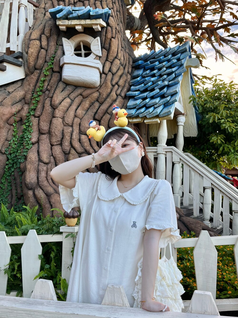 「夏コーデ、ワンピーススタイル、淡色コーデ、低身長コーデ、ホワイトコーデ、休日コーデ、ワントーンコーデ、トートバッグ、厚底シューズ、厚底サンダル、シンプルコーデ」｜「merry jennyのbear刺繍ガーゼワンピース（ワンピース、ホワイト系）」を使った、miyu Ӧさん（レディース・148cm）の夏コーディネートの3枚目の写真