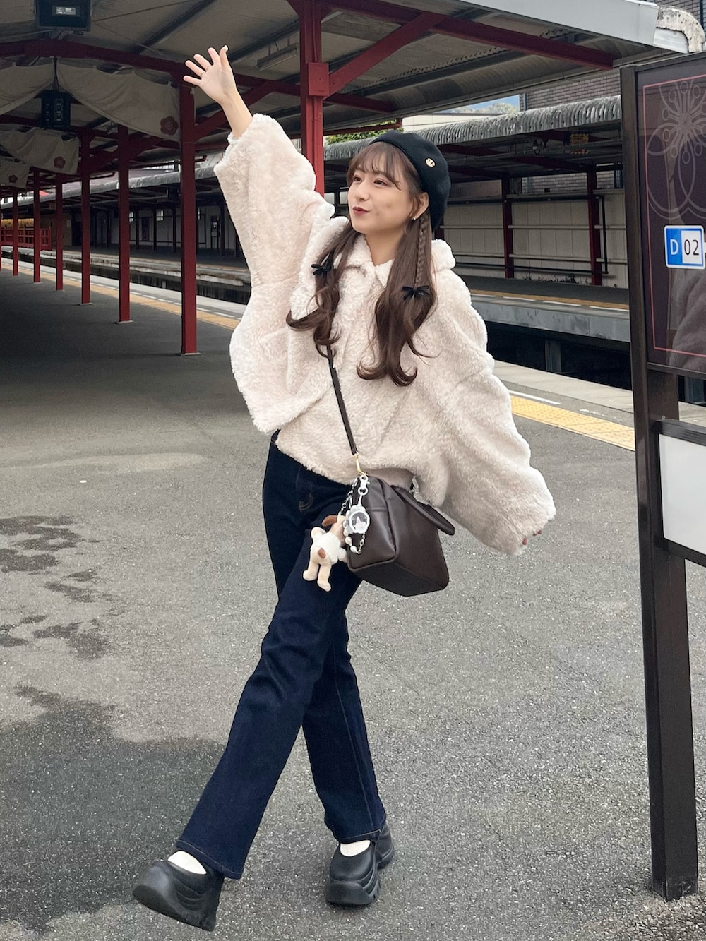 ホワイト系のその他アウター、レッド系のTシャツ/カットソー、ブルー系のデニムパンツを着用したレディースの冬コーディネートの2枚目の写真