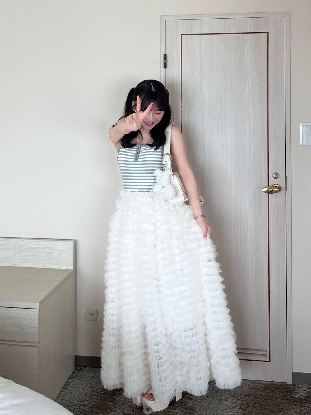 「夏服コーデ、大人ファッション、ワンピースコーデ、大人ガーリー、ワンピーススタイル、低身長コーデ、チュールワンピ、お呼ばれスタイル、今日のコーデ、休日スタイル、おでかけコーデ、夏コーデ」|「eimy istoireのアイテム(ワンピース、ホワイト系)」を使った、miyu Ӧさん(レディース・149cm)の夏コーディネートの2枚目の写真