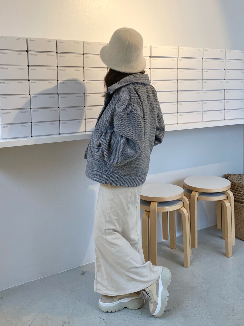 「冬コーデ、モノトーン、スニーカーコーデ、ハイネックニット、シンプルコーデ、モノトーンコーデ、バケットハット、wearhalloween2021」|「fupelのメランジブルゾン(ブルゾン、グレー系)」を使った、miyu Ӧさん(レディース・148cm)の秋コーディネートの2枚目の写真