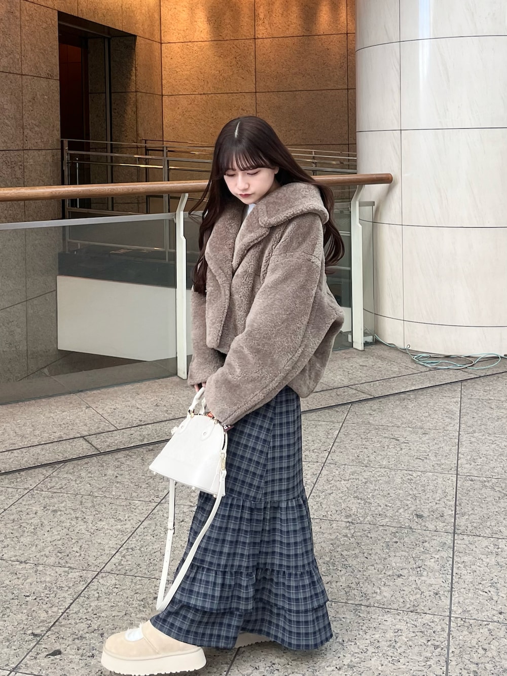「冬のコーデ、低身長女子、休日スタイル、厚底シューズ、冬服コーデ、オトナカワイイ、スカートスタイル、ティアードスカート、ボアジャケット、低身長コーデ、チェックスカート、今日のコーデ、シンプルコーデ、umm.claïr」｜「Maison de FLEURのFLEURモノグラムハーフムーンボストンバッグ（ボストンバッグ、ベージュ系）」を使った、miyu Ӧさん（レディース・149cm）の冬コーディネートの2枚目の写真