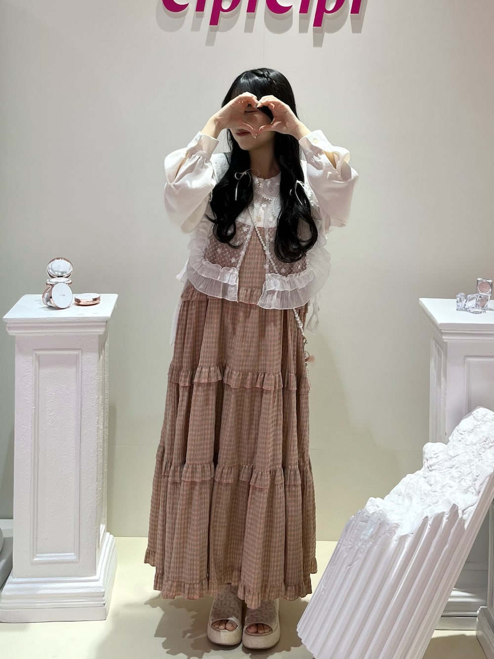 「春夏コーデ、春ファッション、シンプルコーデ、春服コーデ、お出かけコーデ、淡色コーデ、ワンピースコーデ、厚底サンダル、ワンピース、つけ襟、ピンクコーデ、低身長コーデ、キャミワンピ」|「Alley by w closetの【Alley】ギンガムチェックフリルティアードキャミワンピース(ワンピース、ピンク系)」を使った、miyu Ӧさん(レディース・148cm)の春コーディネートの2枚目の写真
