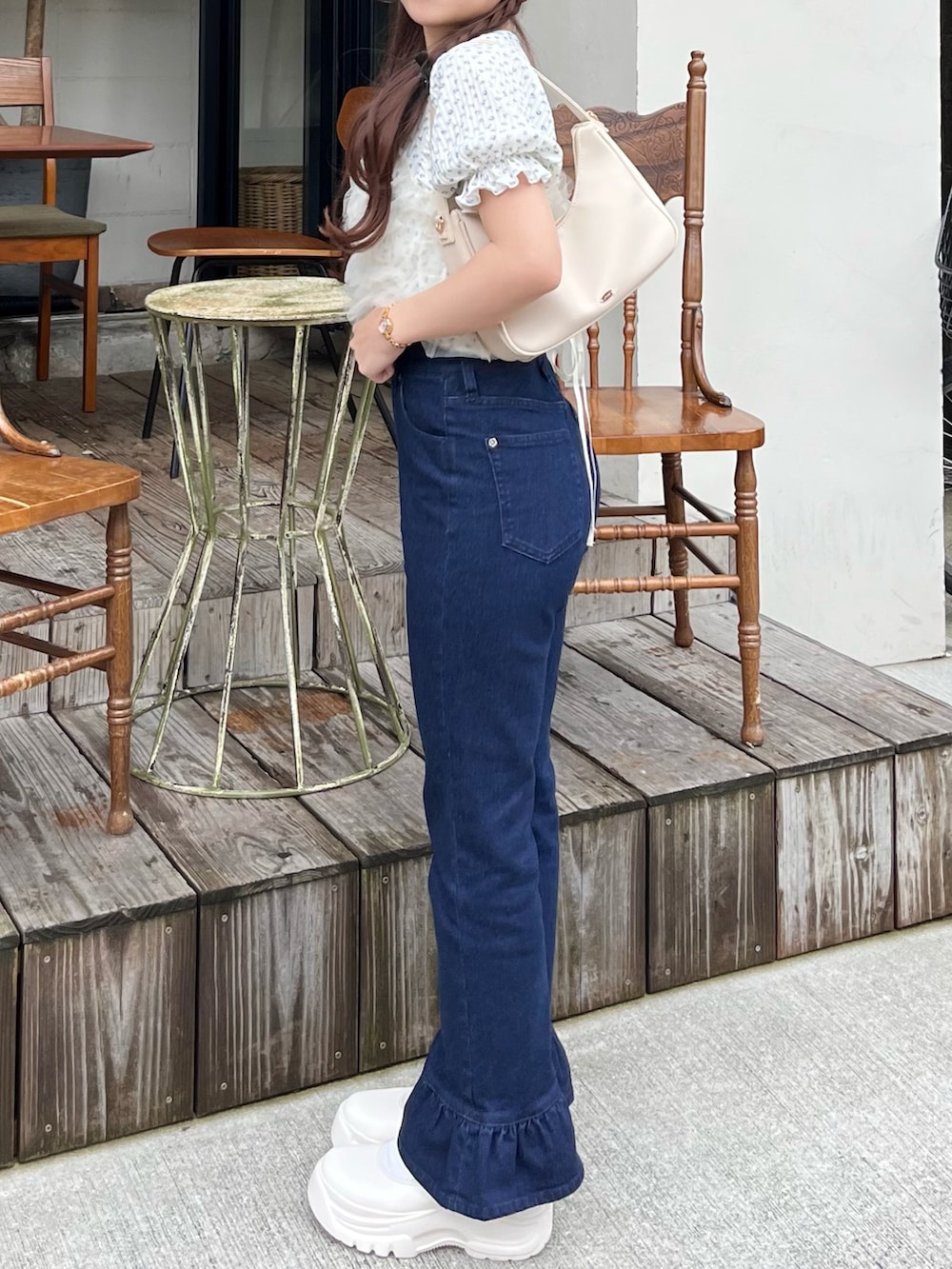 「夏コーデ、シンプルコーデ、低身長女子、夏ファッション、骨格ウェーブ、チュール、ガーリーコーデ、パンツスタイル、デニム、カジュアルガーリー、フレアデニム、休日スタイル、今日のコーデ、厚底シューズ、umm.claïr」｜「umm.claïrのアイテム（デニムパンツ、ブルー系）」を使った、miyu Ӧさん（レディース・148cm）の夏コーディネートの2枚目の写真