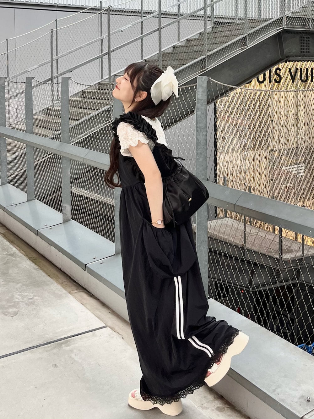 「韓国ファッション、シンプルスタイル、お出かけスタイル、モノトーン、大人ガーリー、厚底シューズ、休日コーデ、夏服、スポーツミックス、キャミワンピ、低身長コーデ、カジュアルガーリー」｜「lureyouinのアイテム（ワンピース、ブラック系）」を使った、miyu Ӧさん（レディース・148cm）の夏コーディネートの2枚目の写真