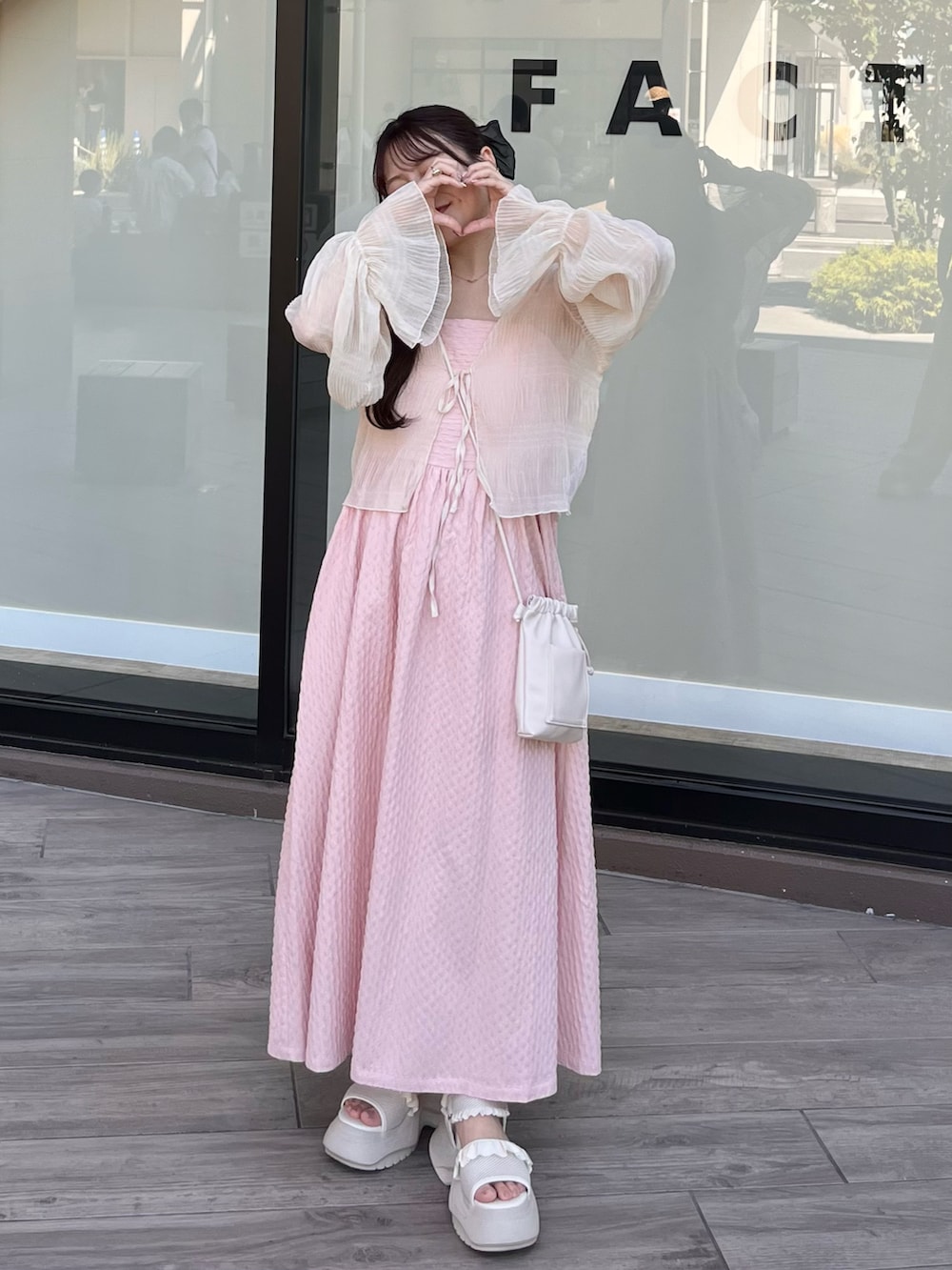 「大人かわいい、今日のコーデ、お出かけコーデ、ワンピーススタイル、ロゴT、ドット、淡色コーデ、ナチュラルガーリー、キャミワンピース、厚底シューズ、低身長コーデ」｜「mlineの[mline]シアー楊柳ショートブラウス（シャツ/ブラウス、ホワイト系）」を使った、miyu Ӧさん（レディース・148cm）の夏コーディネートの2枚目の写真