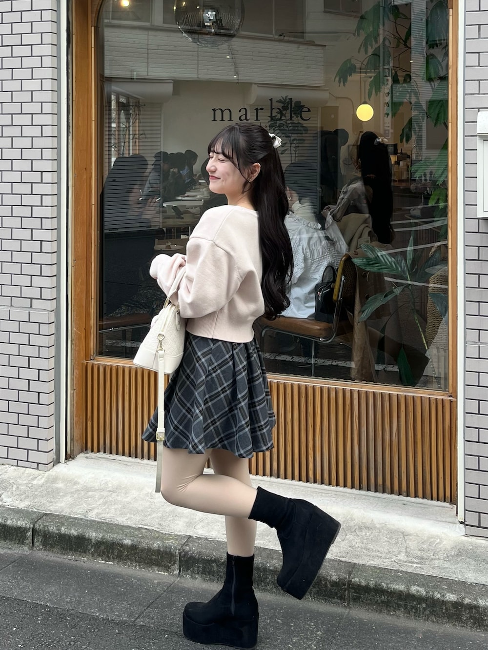「真冬のあったかスタイル、オトナカワイイ、大人可愛い、アウターコーデ、大人かわいい、冬コーデ、ショートブーツ、低身長コーデ、シンプルコーデ、休日スタイル、今日のコーデ、ガーリーコーデ、フェミニンコーデ、淡色コーデ」｜「MAJESTIC LEGONの7wayファー×ビジューコート（その他アウター、ピンク系）」を使った、miyu Ӧさん（レディース・149cm）の冬コーディネートの2枚目の写真