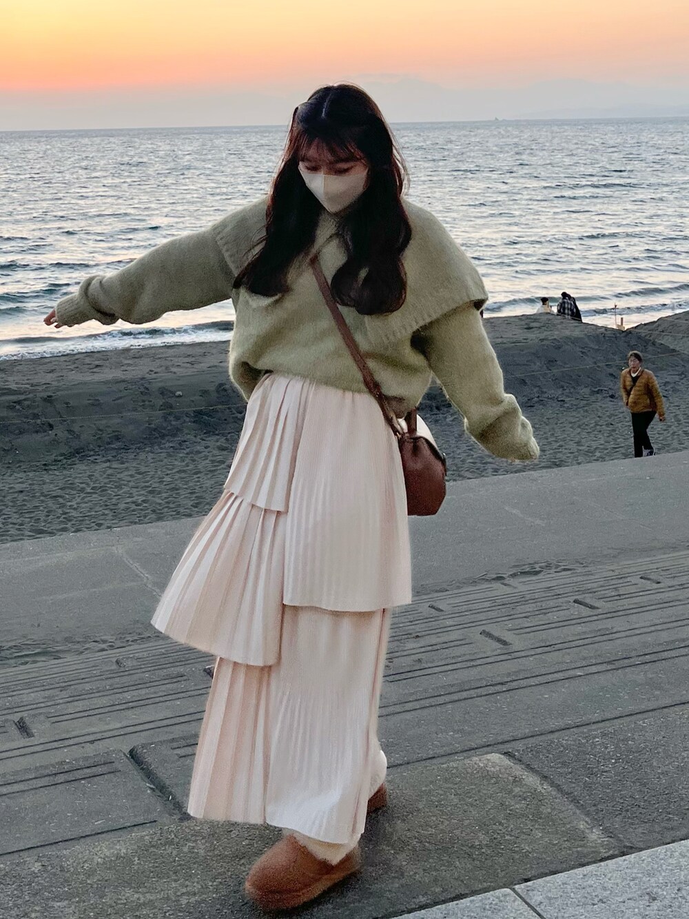 「シンプルコーデ、冬のコーデ、オトナカワイイ、スカートスタイル、ショートブーツ、休日コーデ、シンフルコーデ、大人ガーリー、ミニバッグ、ボリュームスカート、プリーツスカート、ビッグカラー、低身長コーデ、ムートンブーツ」｜「ZARAのアイテム（ニット/セーター、グリーン系）」を使った、miyu Ӧさん（レディース・148cm）の冬コーディネートの3枚目の写真