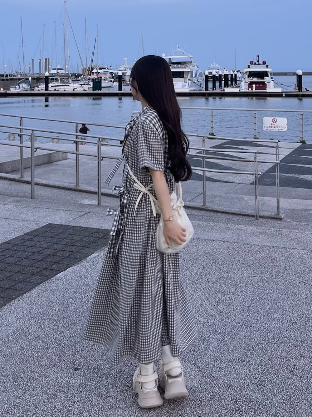 「初夏コーデ、シンプルスタイル、今日のコーデ、オトナカワイイ、低身長女子、淡色コーデ、おでかけコーデ、ワンピース、チェック、厚底サンダル、大人かわいい、リボン」｜「merry jennyのリボンがいっぱいワンピース（ワンピース、ブラック系）」を使った、miyu Ӧさん（レディース・148cm）の春コーディネートの3枚目の写真