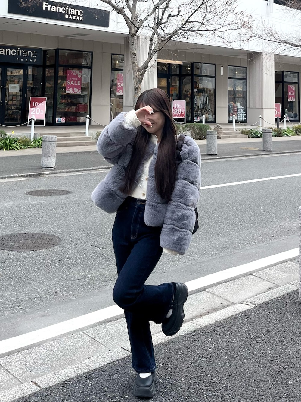 「今日のコーデ、冬コーデ、カジュアルガーリー、デニムパンツ、ファーコート、低身長コーデ、休日スタイル、シンプルコーデ、厚底サンダル、パンツスタイル、umm.claïr」｜「by muni:rのファーショートジャケット（ノーカラージャケット、グレー系）」を使った、miyu Ӧさん（レディース・149cm）の冬コーディネートの2枚目の写真