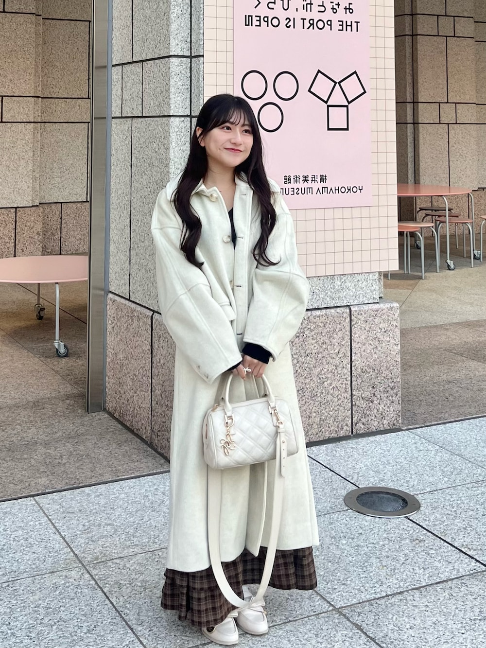 「冬コーデ、ホワイトコーデ、クリスマスに着たい服、マイベストコーデ2024、大人可愛い、ロングコート、チェックスカート、低身長コーデ、シンプルコーデ、大人ガーリー、ロングスカート、ティアードスカート、umm.claïr」|「hinariのミニシャギーロングコート(その他アウター、ホワイト系)」を使った、miyu Ӧさん(レディース・149cm)の冬コーディネートの2枚目の写真