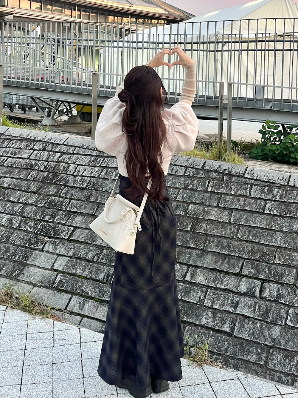 「秋っぽコーデ更新中、淡色コーデ、大人コーデ、秋のコーデ、シンプルスタイル、スカートスタイル、お出かけコーデ、今日のコーデ、低身長女子、ボリューム袖、低身長コーデ、マーメイドスカート、シンプルコーデ、大人かわいい、厚底シューズ」｜「one after another NICE CLAUPの【S,M,Lサイズ】バックレースアップマーメイドスカート/WEB限定（スカート、ブルー系）」を使った、miyu Ӧさん（レディース・149cm）の秋コーディネートの2枚目の写真