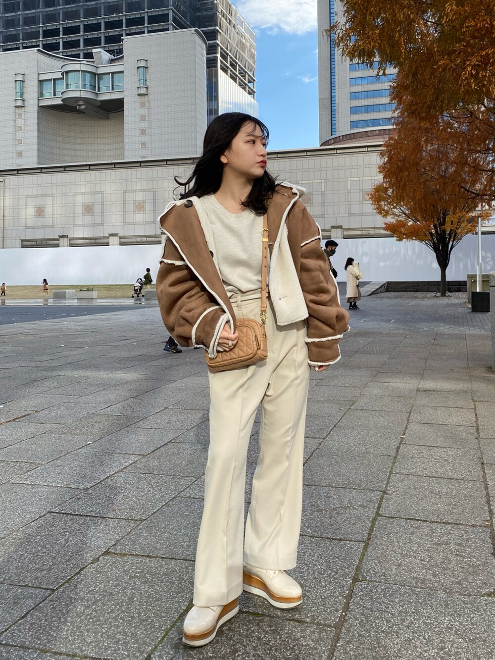 「冬コーデ、厚底シューズ、ボアジャケット、パンツスタイル、シンプルコーデ、ミニバッグ、ブラウンコーデ、マイベストコーデ2021、未来のWEARISTAプロジェクト」｜「ZARAのアイテム（ショルダーバッグ、ブラウン系）」を使った、miyu Ӧさん（レディース・148cm）の冬コーディネートの2枚目の写真